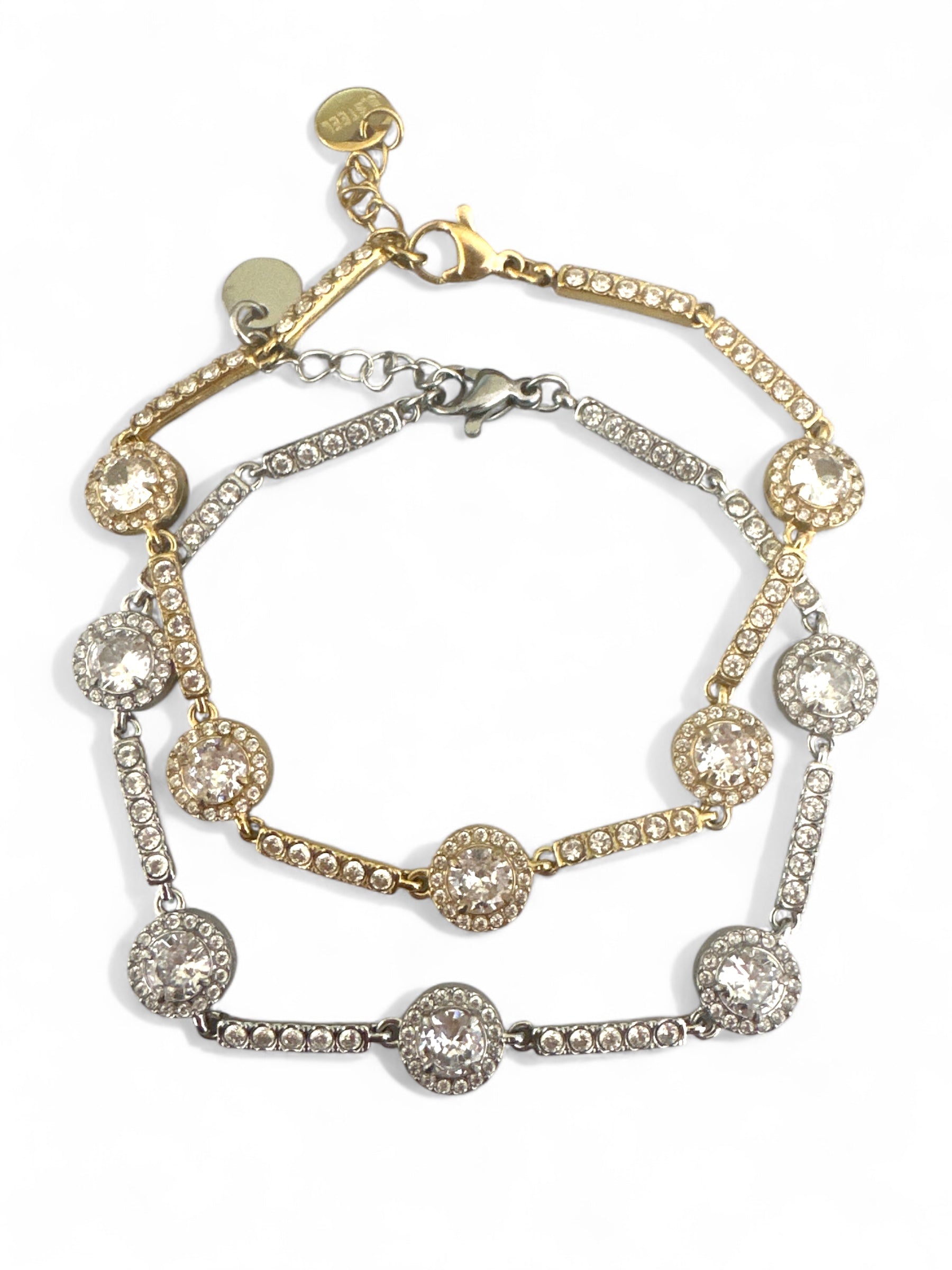 Ατσάλινα βραχιόλια με στρας και κυκλικά ζιργκόν σε χρυσό και ασημί, σε λευκό φόντο