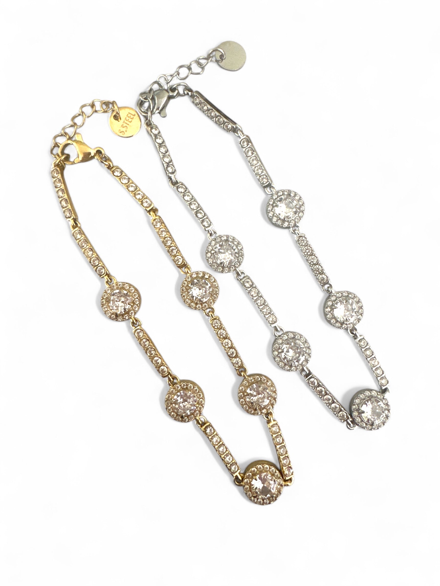 Ατσάλινα βραχιόλια με στρας και κυκλικά ζιργκόν σε χρυσό και ασημί, σε λευκό φόντο