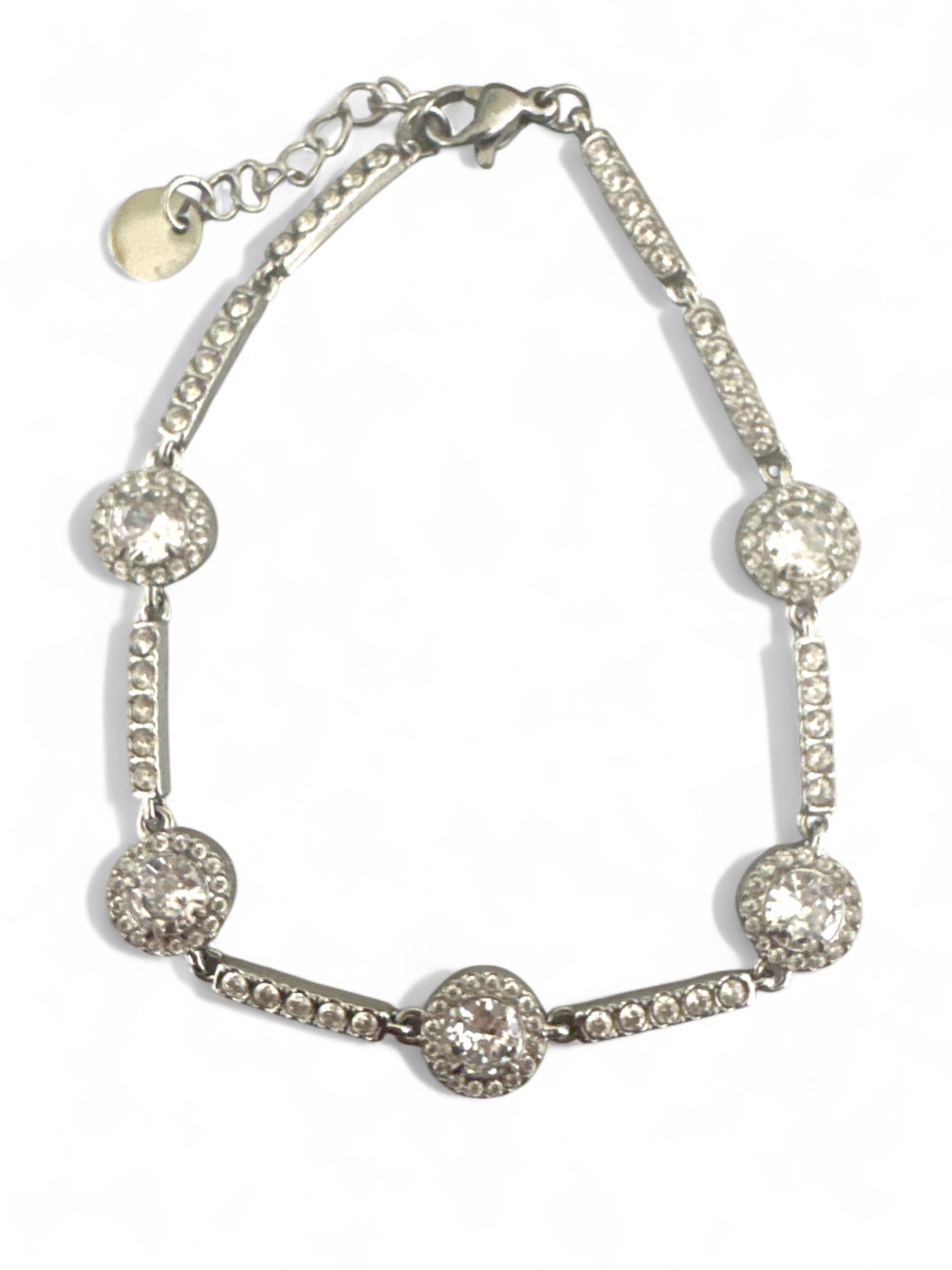 Ατσάλινα βραχιόλια με στρας και κυκλικά ζιργκόν σε χρυσό και ασημί, σε λευκό φόντο