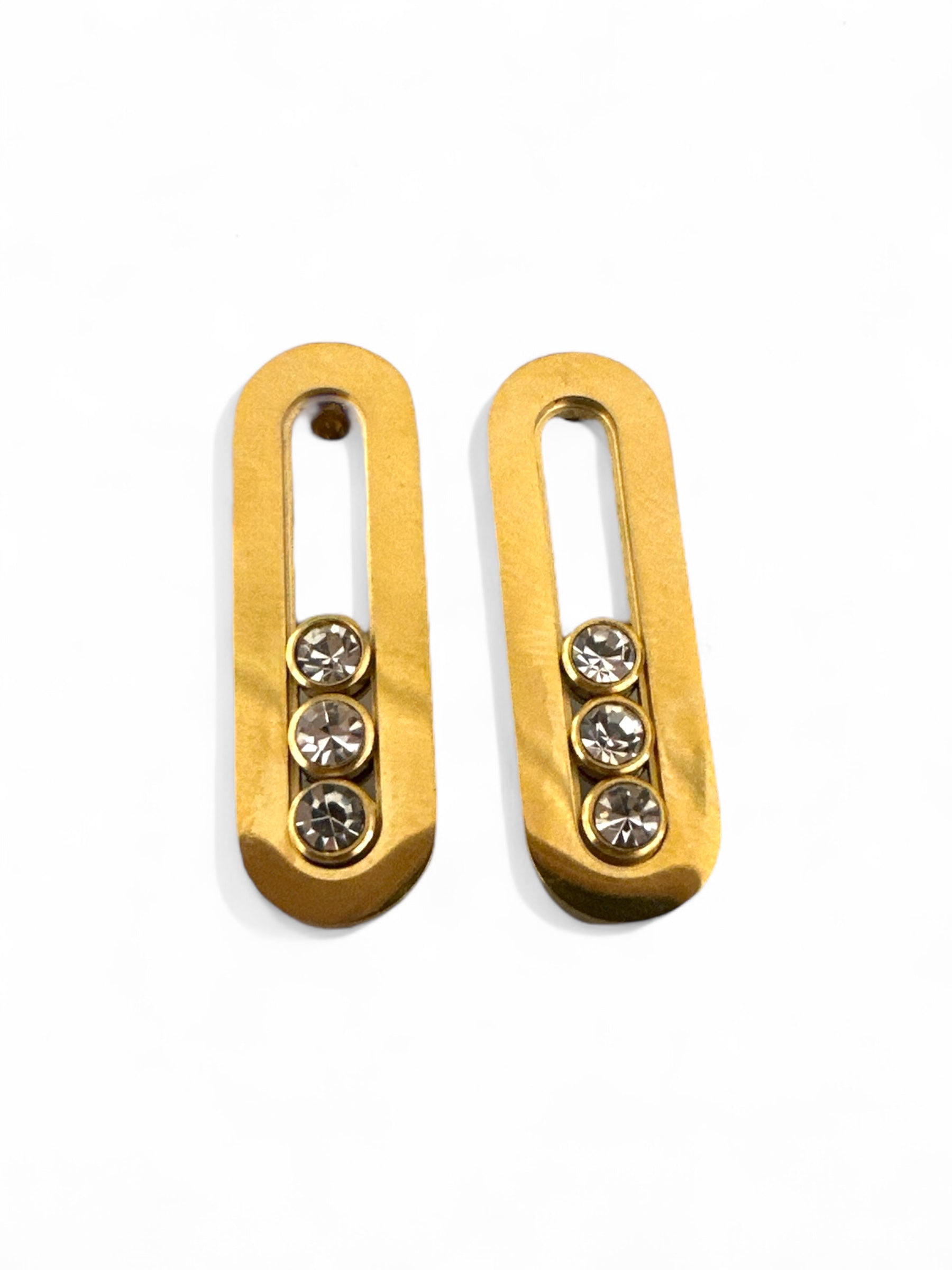 Ατσάλινα σκουλαρίκια σε σχήμα κάθετου οβάλ με τριπλό ζιργκόν, σε χρυσό  χρώμα. So Cute by Dimi