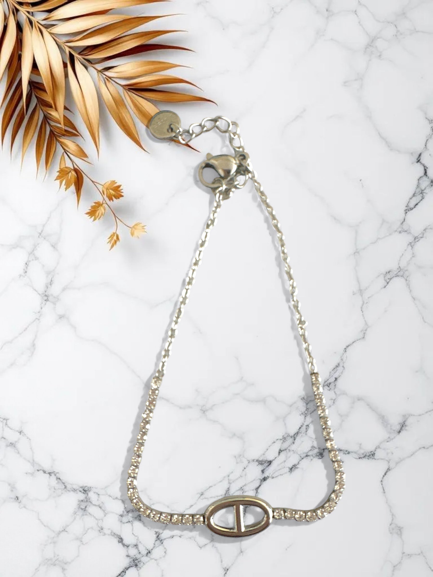 Ατσάλινα βραχιόλια με στρας και χρυσό/ασημί μοτίφ τύπου θ, σε μαρμάρινο φόντο. So Cute by Dimi