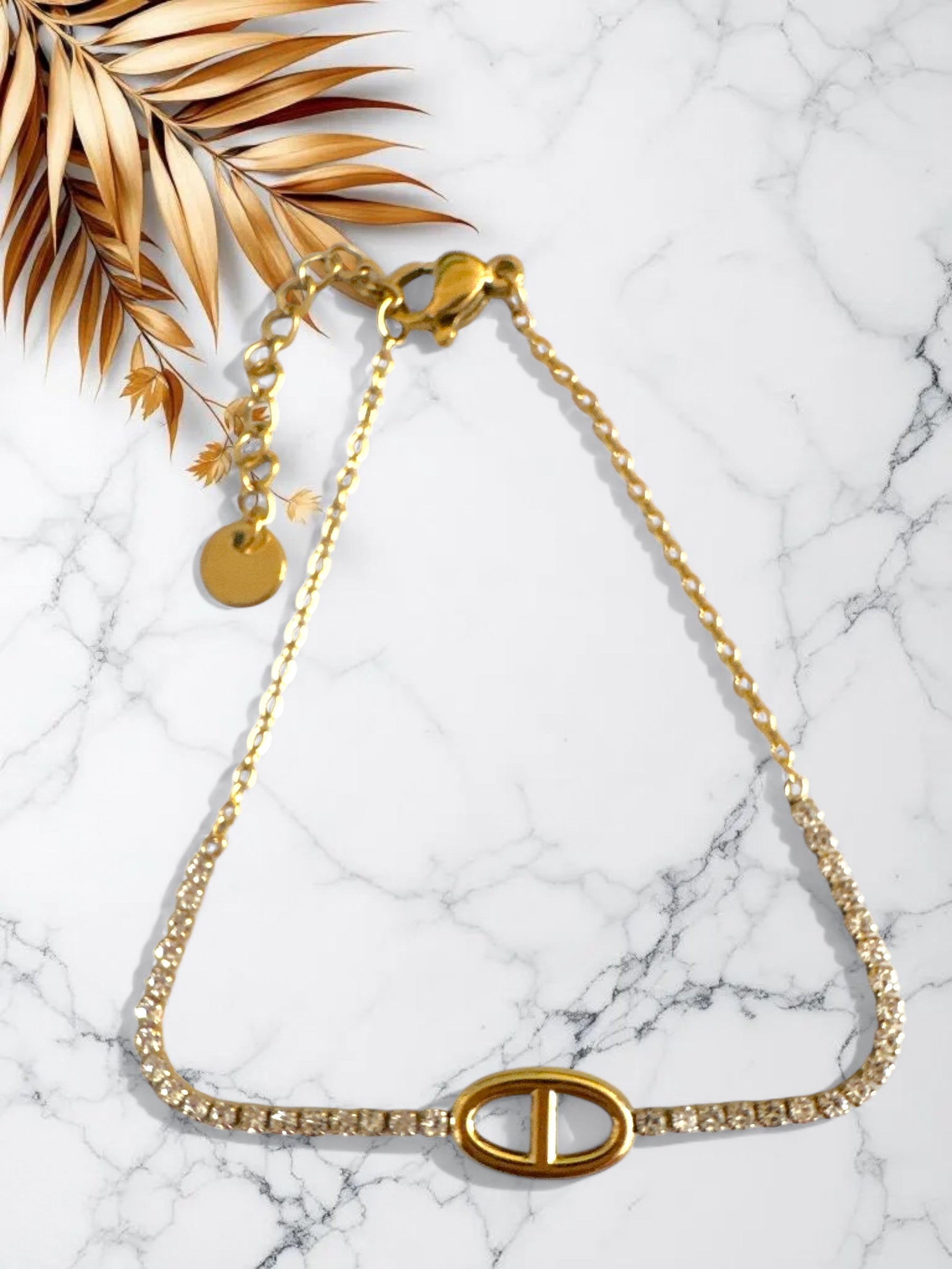 Ατσάλινα βραχιόλια με στρας και χρυσό/ασημί μοτίφ τύπου θ, σε μαρμάρινο φόντο. So Cute by Dimi