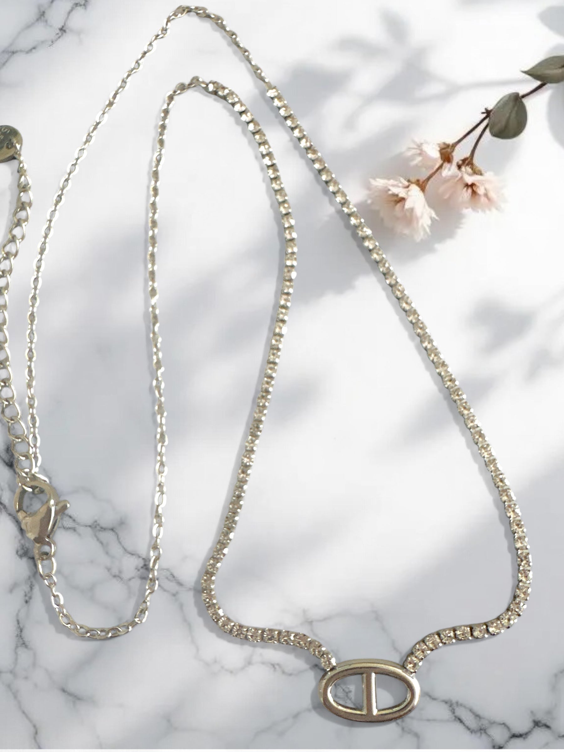 Ατσάλινο ασημί κολιέ με στρας και μοτίφ οβάλ σε λευκό φόντο με λουλούδια-So Cute by Dimi