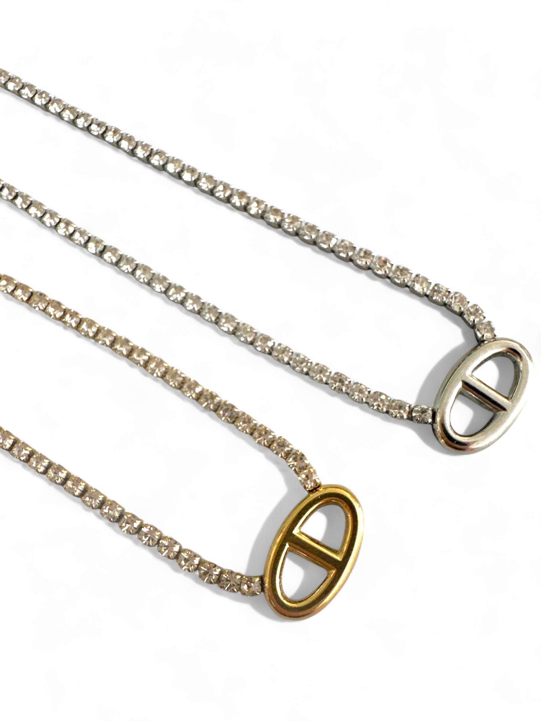 Ατσάλινα κολιέ με στρας σε χρυσό και ασημι χρώμα και μοτίφ οβάλ σε λευκό φόντο με λουλούδια-So Cute by DImi