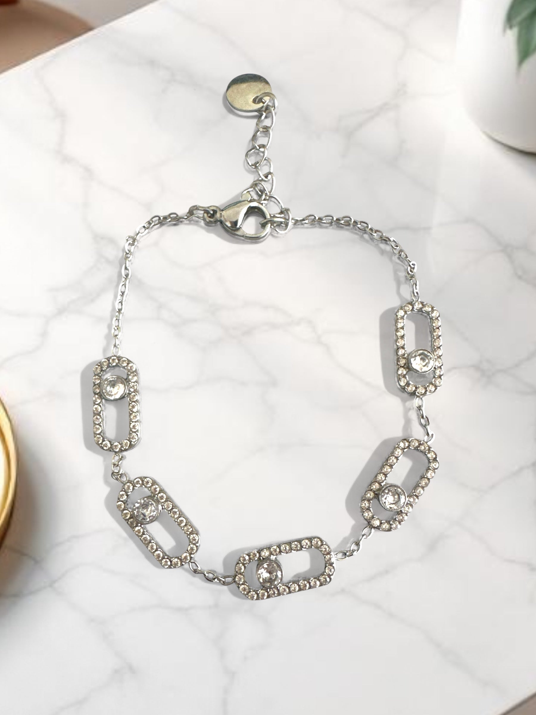 Ατσάλινα βραχιόλια So Cute By Dimi σε χρυσό και ασημί, με ορθογώνιους κρίκους διακοσμημένους με pavé ζιργκόν και κεντρικό μονό ζιργκόν.