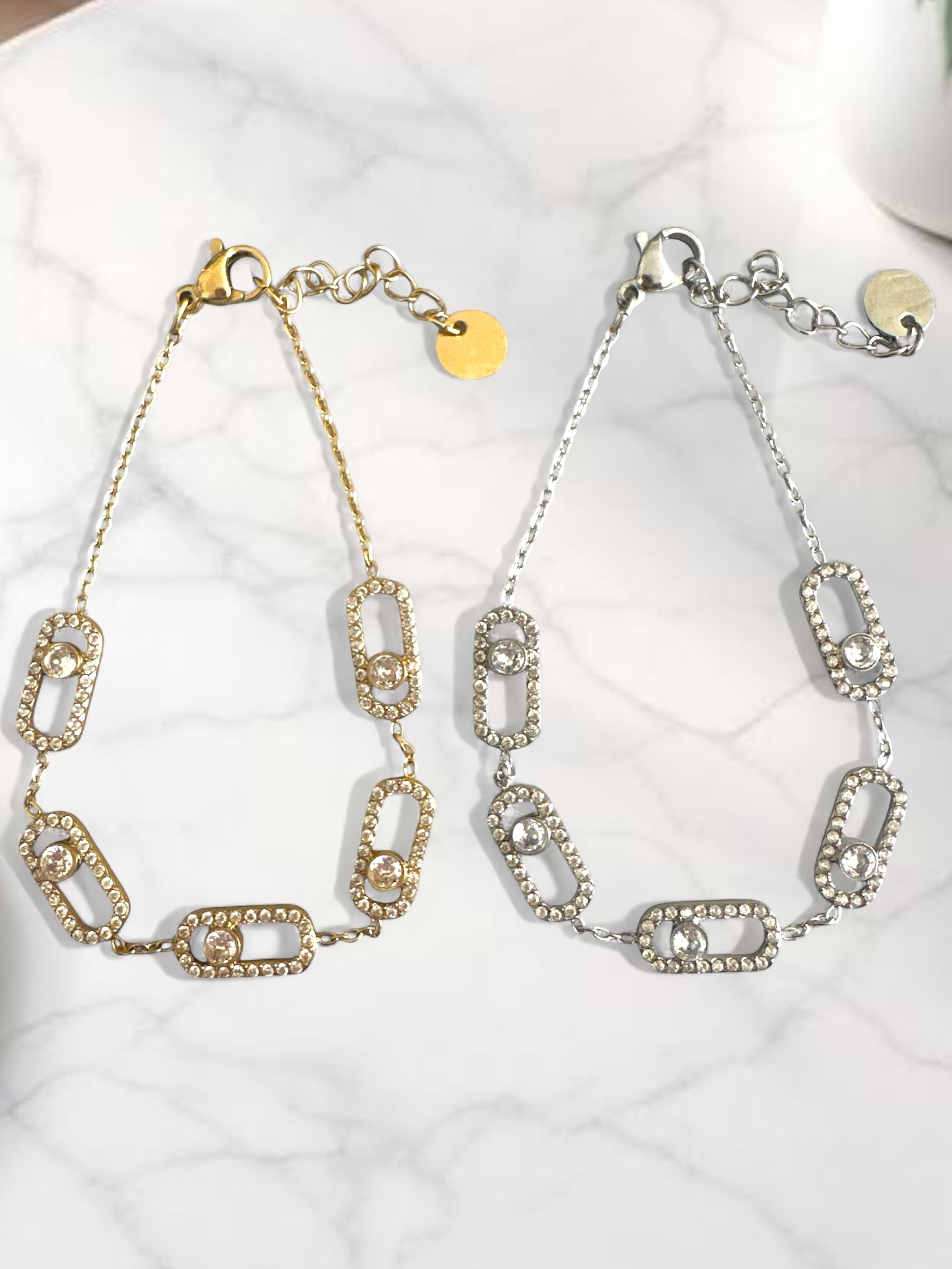 Ατσάλινα βραχιόλια So Cute By Dimi σε χρυσό και ασημί, με ορθογώνιους κρίκους διακοσμημένους με pavé ζιργκόν και κεντρικό μονό ζιργκόν.