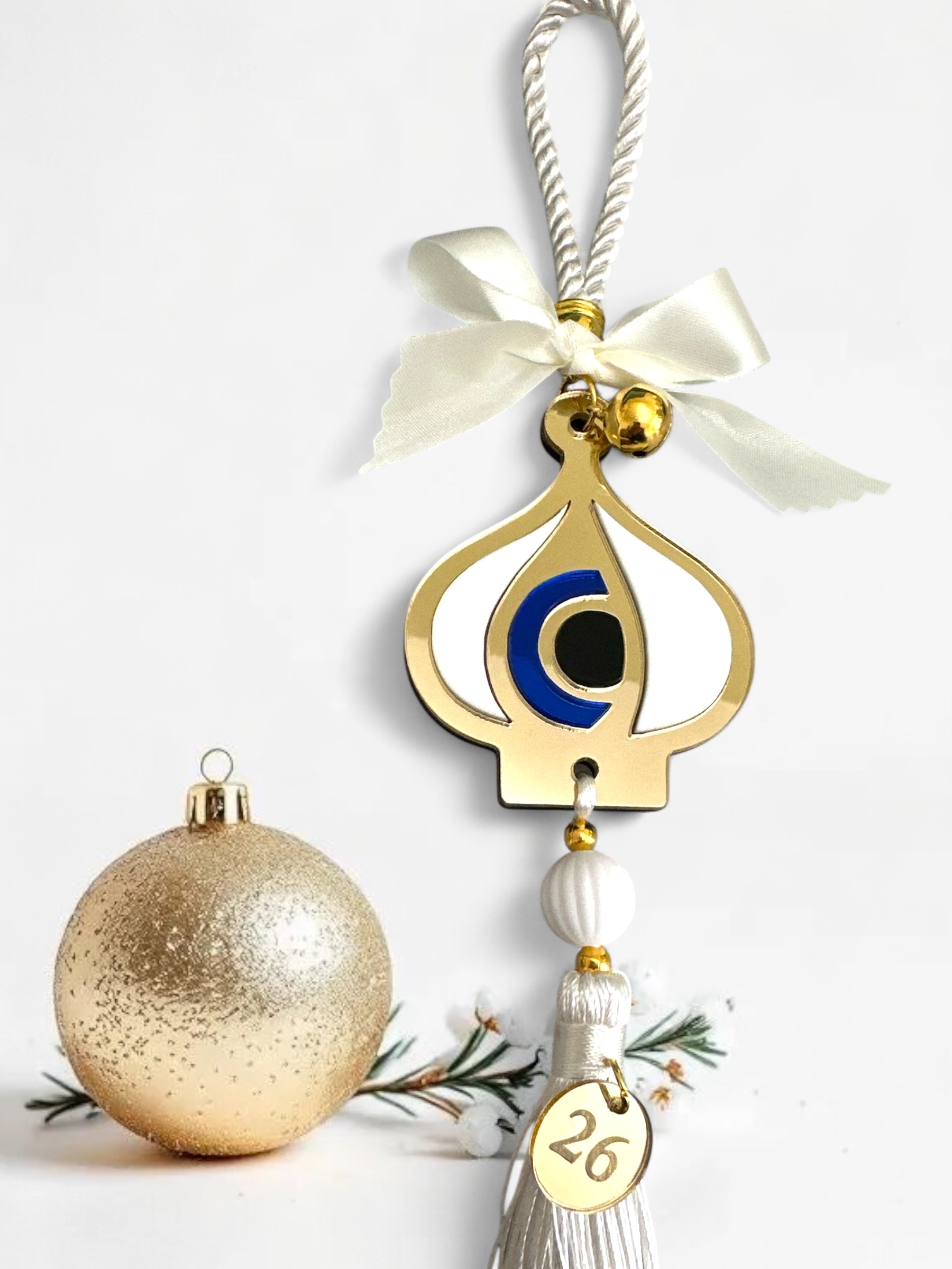 Κρεμαστό γούρι σκόρδο με μάτι, λευκή φούντα και charm 2026 – So Cute by Dimi