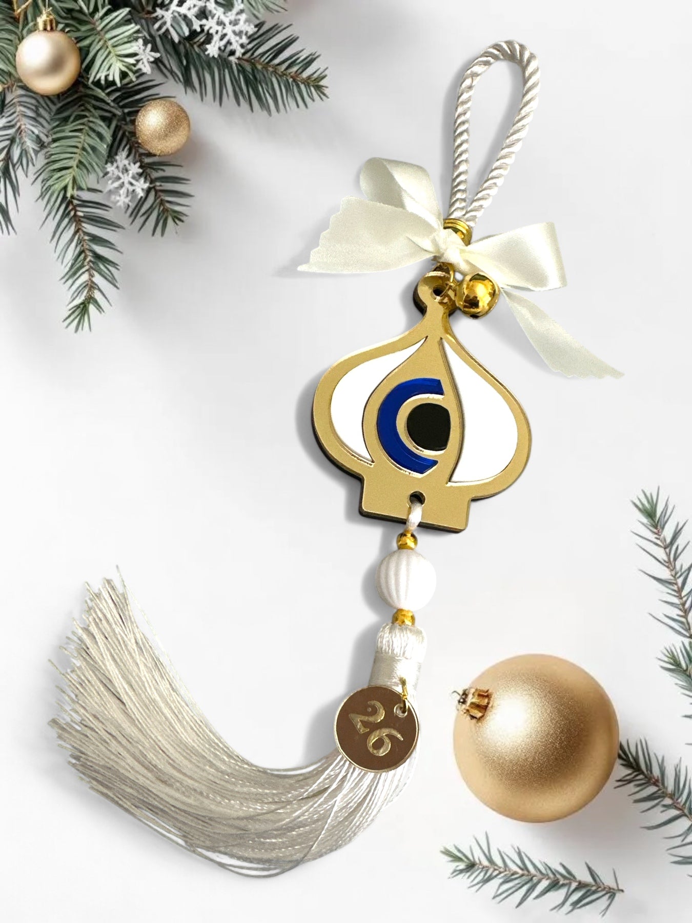 Κρεμαστό γούρι σκόρδο με μάτι, λευκή φούντα και charm 2026 – So Cute by Dimi