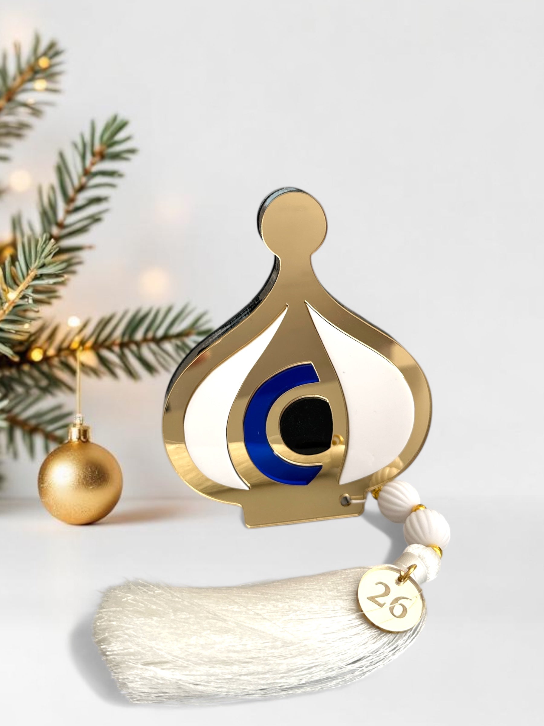 Επιτραπέζιο χειροποίητο γούρι σε σχήμα σκόρδου με μάτι και λευκή φούντα για το 2026 – So Cute by Dimi