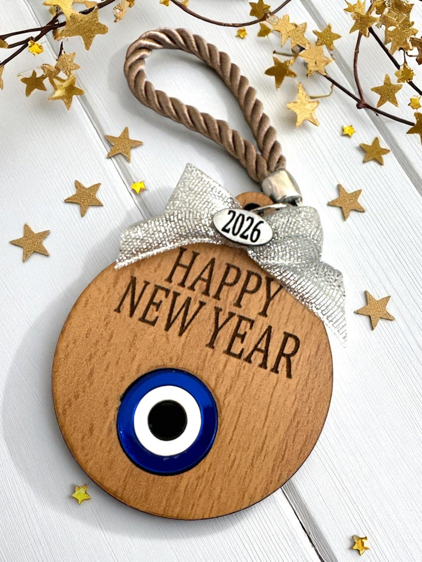 Χειροποίητο ξύλινο γούρι με μάτι, ευχή Happy New Year και κορδόνι – So Cute by Dimi