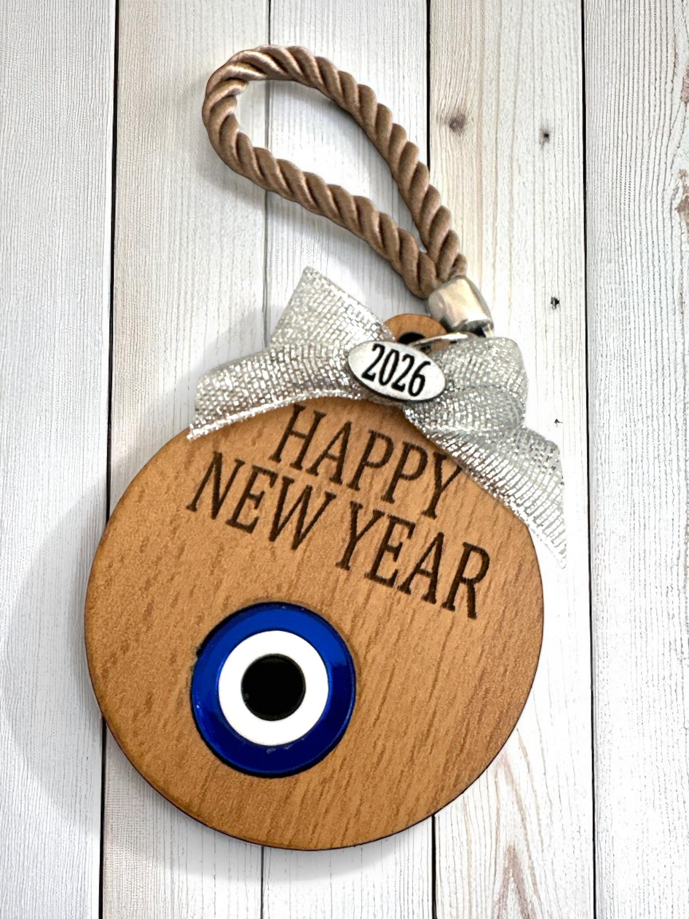 Χειροποίητο ξύλινο γούρι με μάτι, ευχή Happy New Year και κορδόνι – So Cute by Dimi