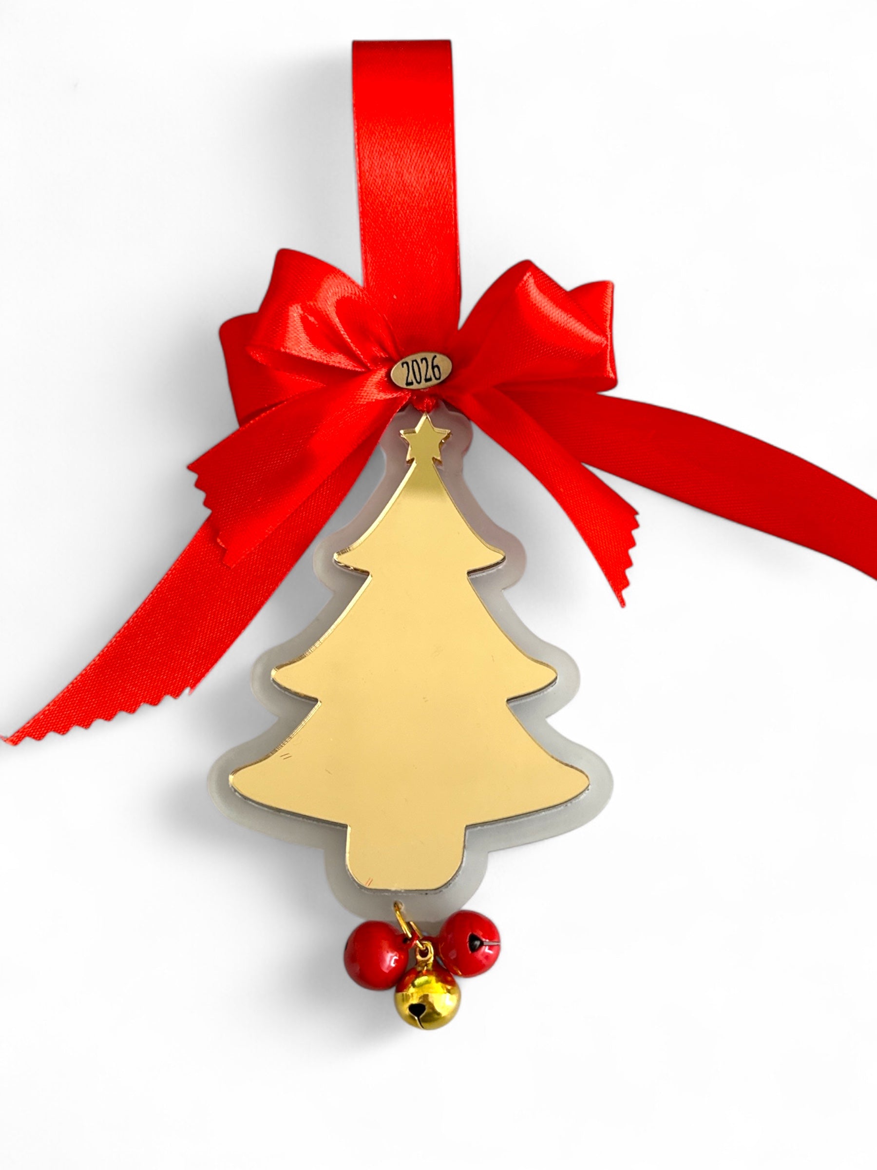 Χειροποίητο κρεμαστό γούρι δέντρο 2026 από plexiglass χρυσό καθρέφτη με κόκκινο φιόγκο και κουδουνάκια – Holiday Statements So Cute by Dimi
