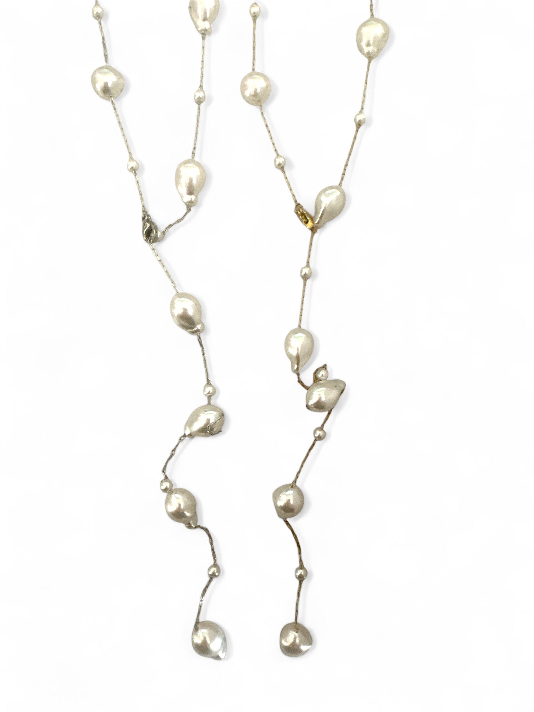 Ατσάλινο μακρύ κολιέ με ακανόνιστες πέρλες και ρυθμιζόμενο κούμπωμα