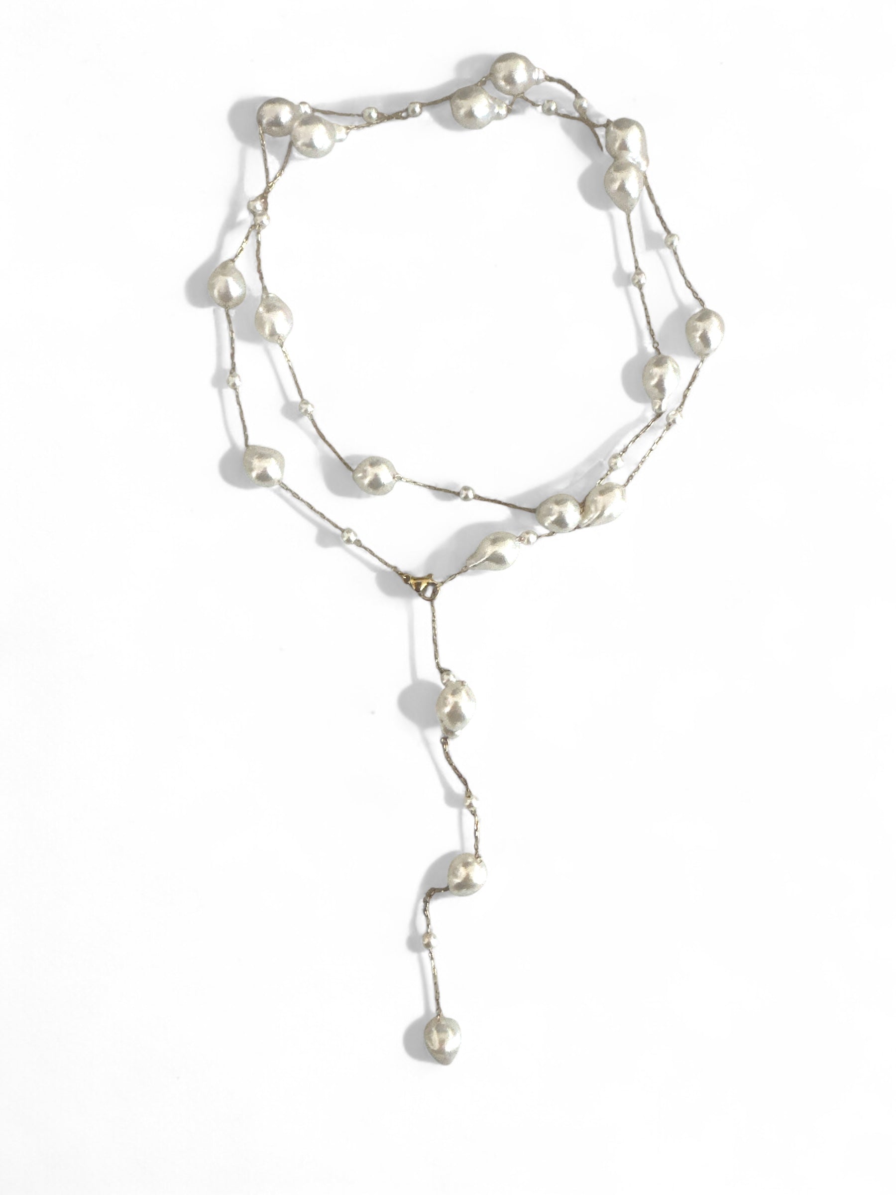 Ατσάλινο μακρύ κολιέ με ακανόνιστες πέρλες και ρυθμιζόμενο κούμπωμα