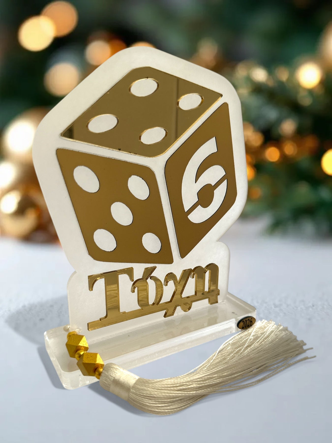 Επιτραπέζιο γούρι Τύχη από plexiglass με χρυσό ζάρι και λευκή φούντα – So Cute by Dimi