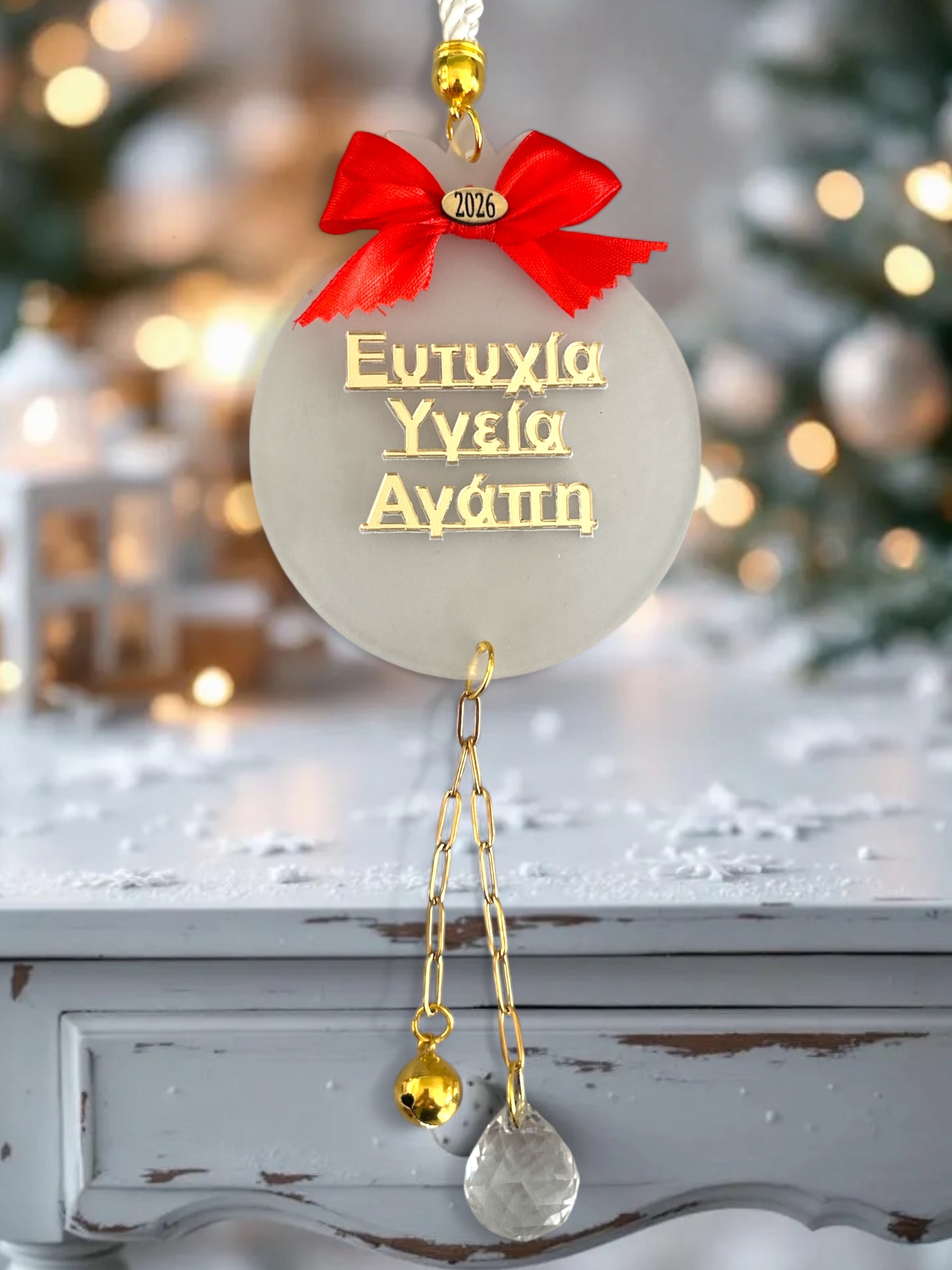 Κρεμαστό γούρι Ευτυχία Υγεία Αγάπη 2026 από plexiglass με κόκκινο φιόγκο, κρυστάλλινη σταγόνα & κουδουνάκι – So Cute by Dimi