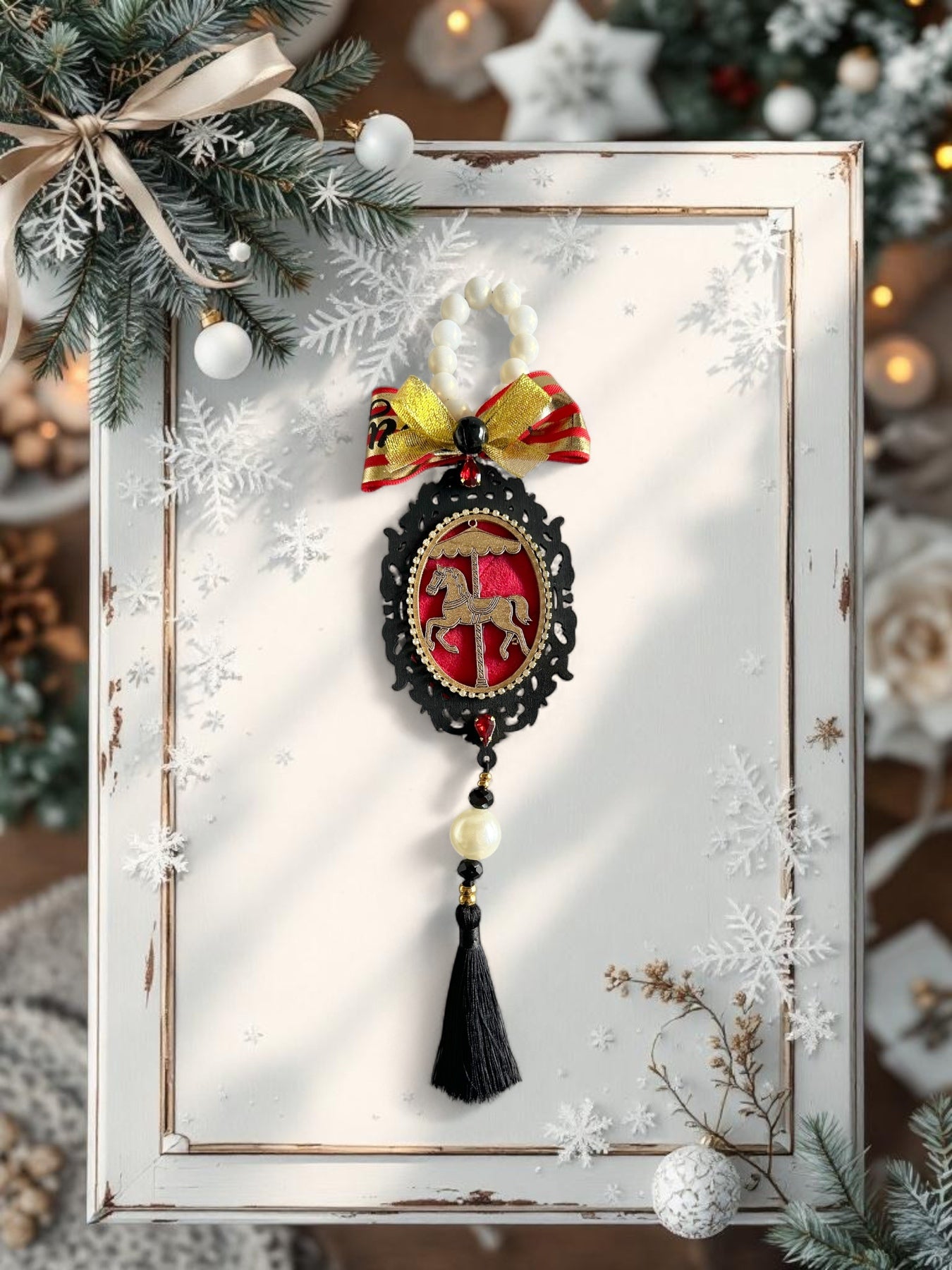 🎠 Κρεμαστό Γούρι «Masquerade Carousel» – Ξύλο, Φιόγκος, Πέρλες & Φούντα | Christmas Masquerade Collection - So Cute by Dimi