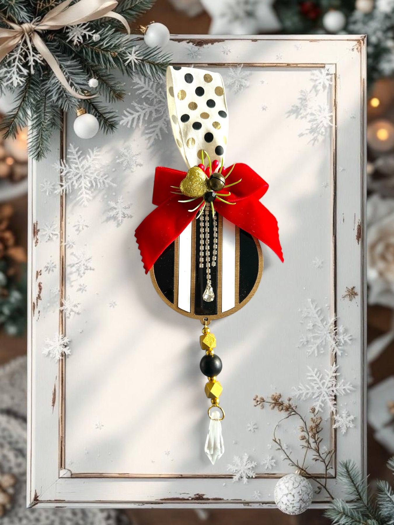 Χειροποίητο κρεμαστό γούρι Masquerade Charm με plexiglass, φιόγκο, χάντρες & φούντα – So Cute by Dimi