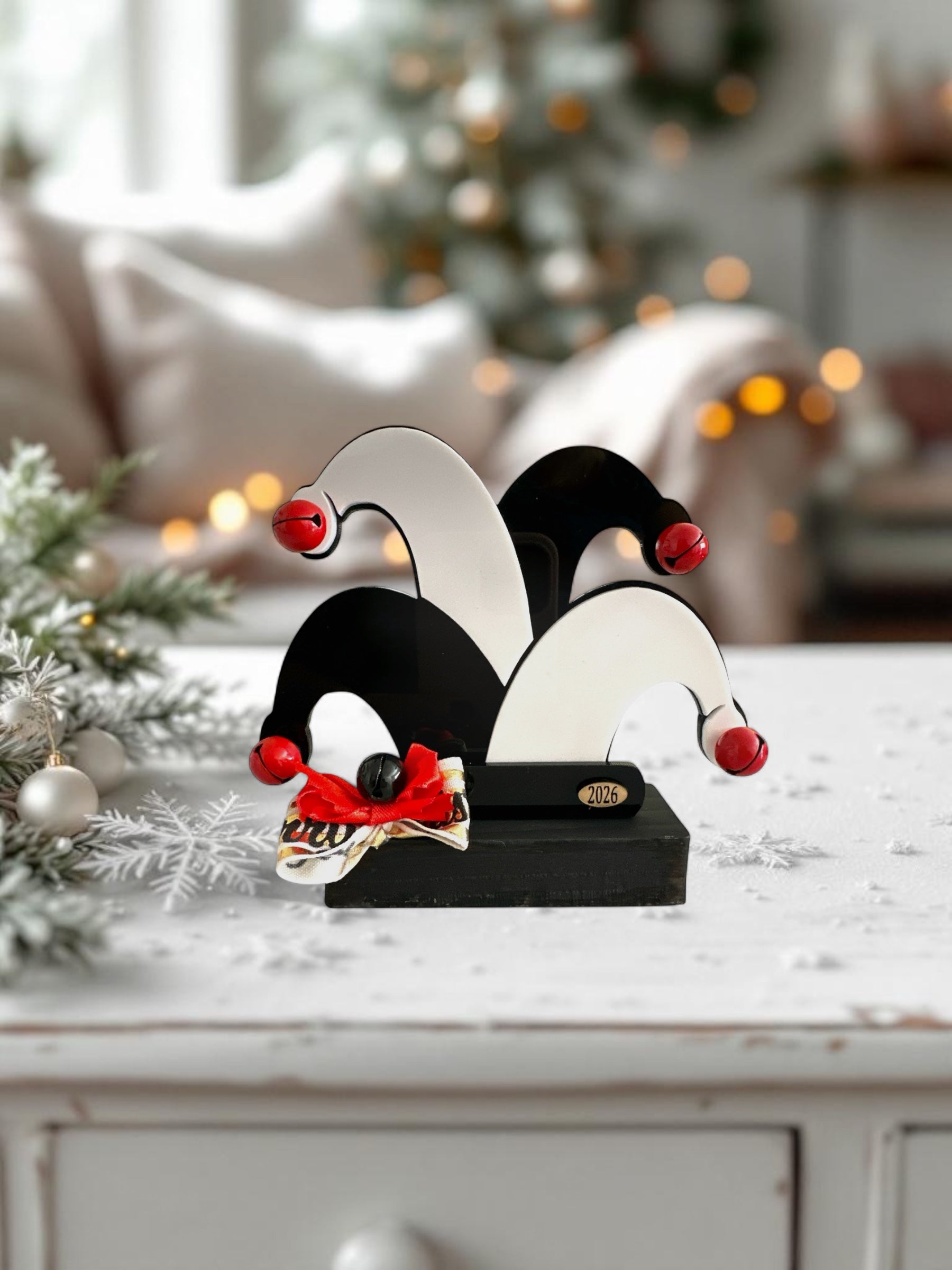 Χειροποίητο γούρι Masquerade Jester με ξύλινη βάση, plexiglass & κουδουνάκια – So Cute by Dimi