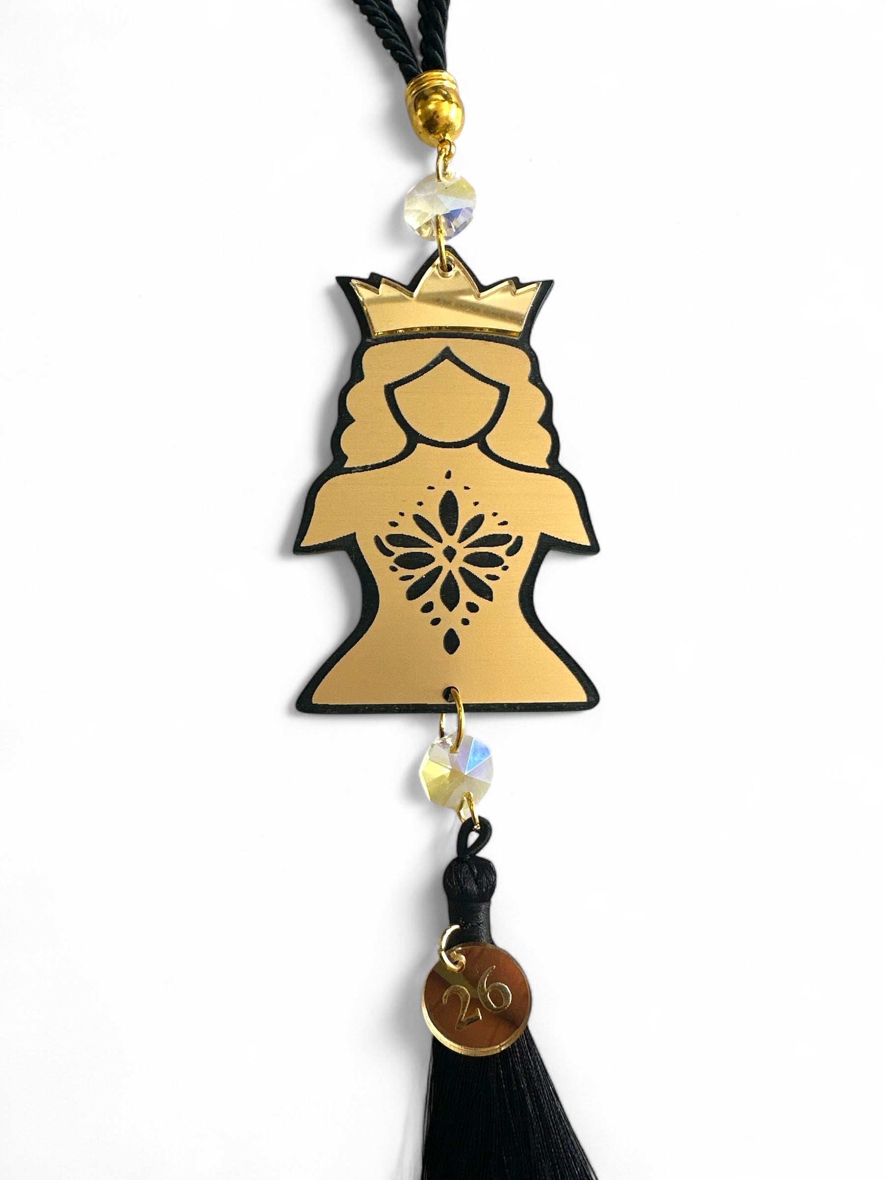 Γούρι 2026 Queen Chess Bold Plexiglass μαύρο/χρυσό με φούντα, κορδόνι & κρυστάλλους | So Cute by Dimi