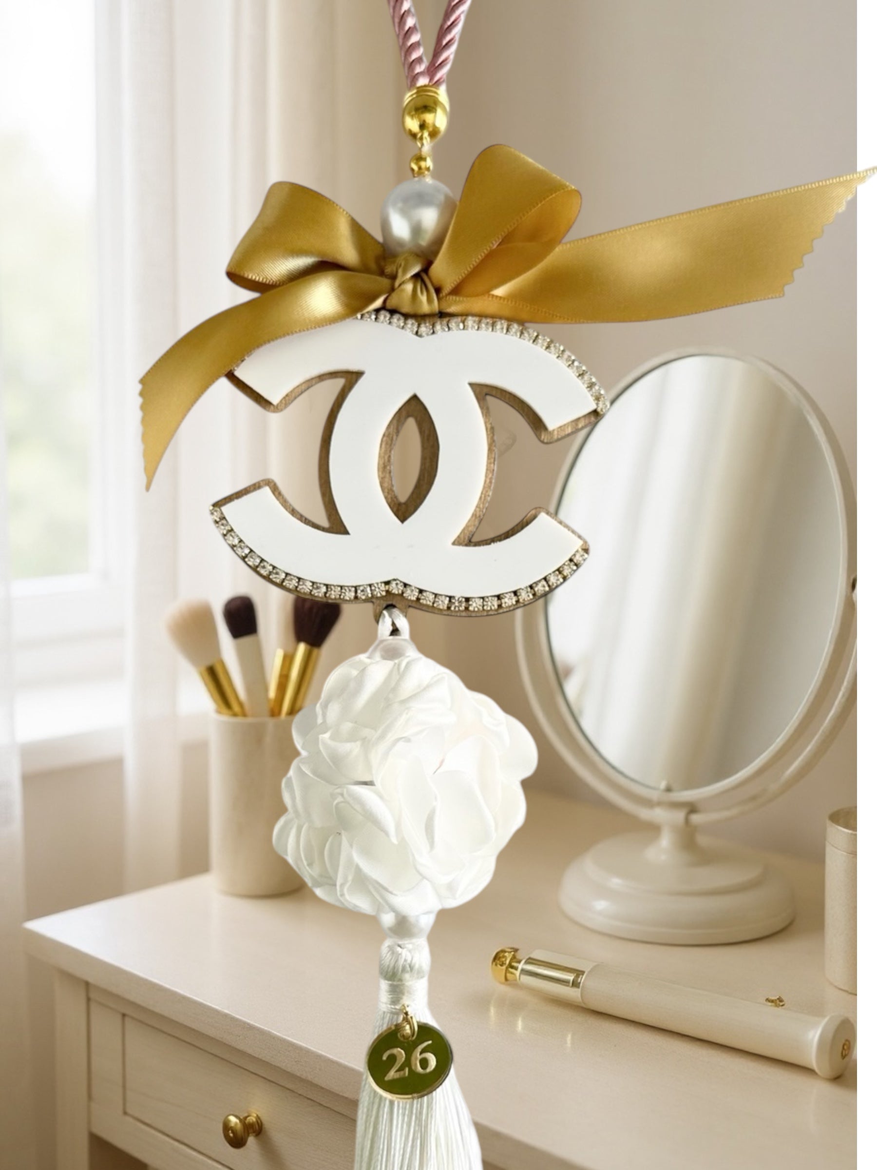 Γούρι 2026 Christmas Couture με φιόγκο, πέρλες, καμέλια και φούντα από σατέν – Χειροποίητο So Cute by Dimi