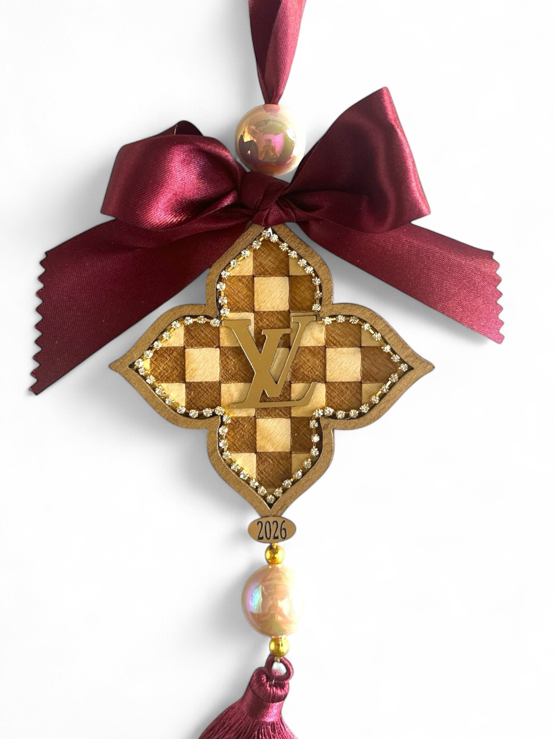 Γούρι 2026 LV Cross με ξύλο, στρας, σατέν κορδέλα & φούντα – So Cute by Dimi