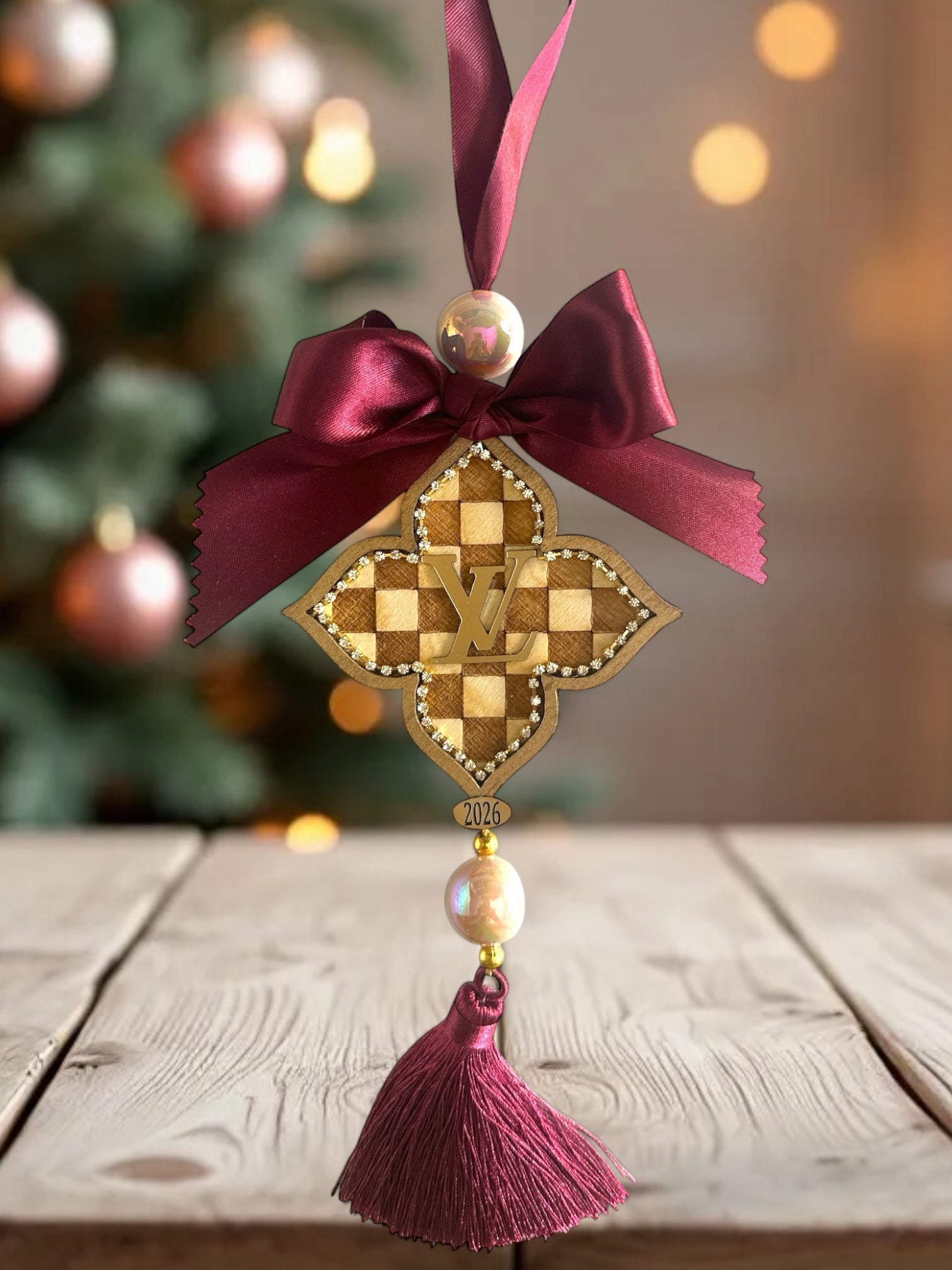 Γούρι 2026 LV Cross με ξύλο, στρας, σατέν κορδέλα & φούντα – So Cute by Dimi