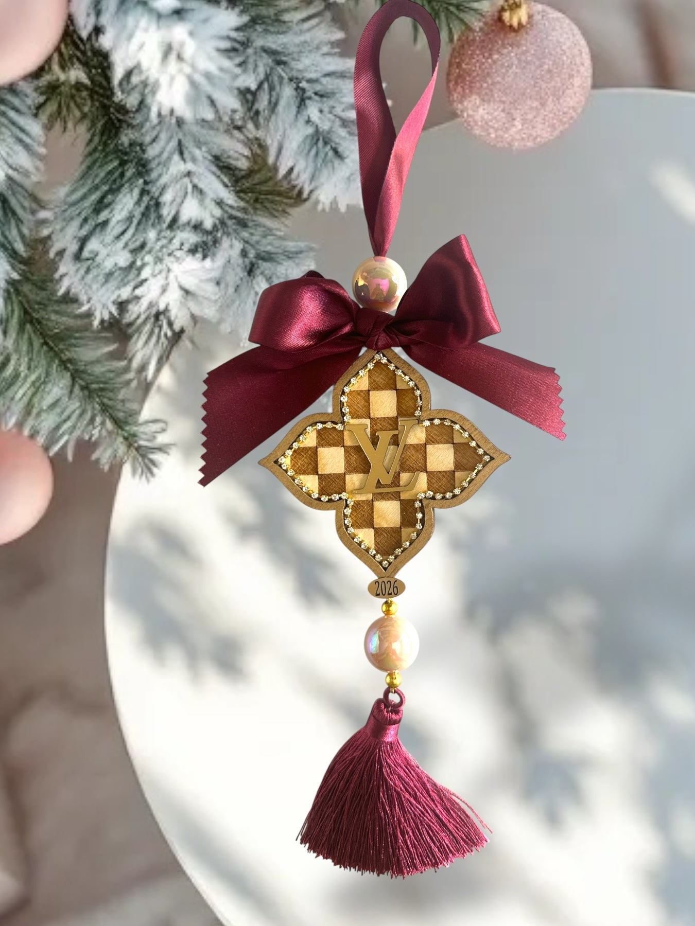 Γούρι 2026 LV Cross με ξύλο, στρας, σατέν κορδέλα & φούντα – So Cute by Dimi