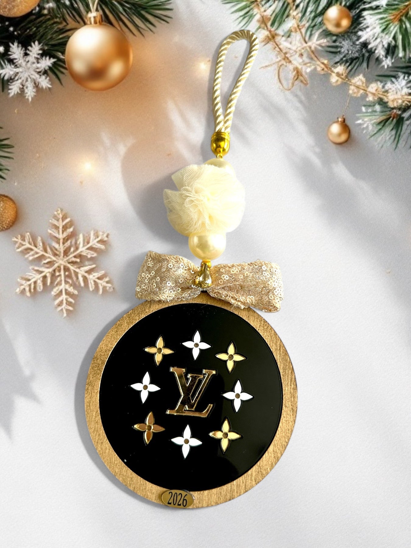 Γούρι 2026 Couture με ξύλινη μπάλα, παγιέτες, πον-πον & σατέν κορδόνι – So Cute by Dimi