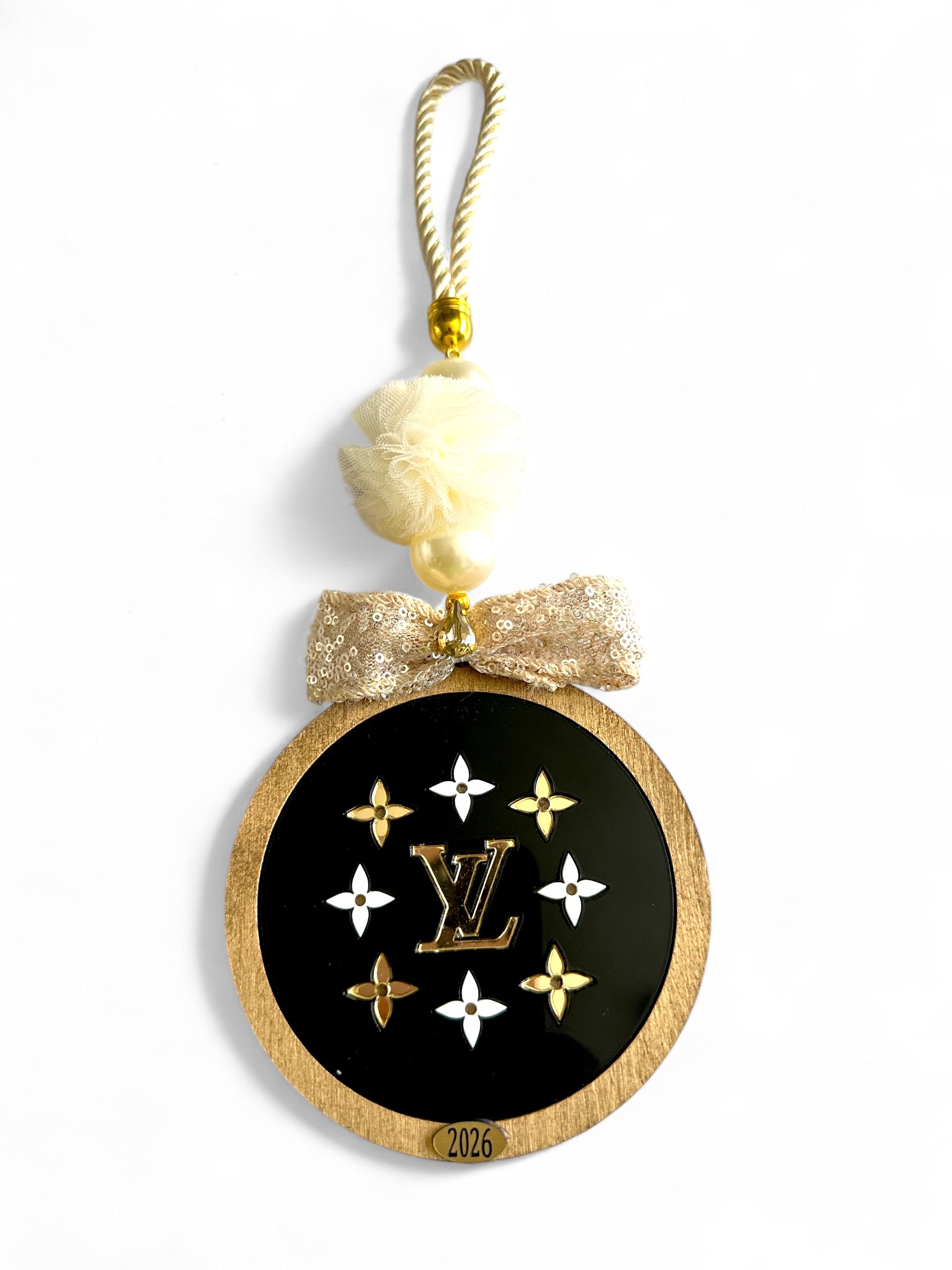 Γούρι 2026 Couture με ξύλινη μπάλα, παγιέτες, πον-πον & σατέν κορδόνι – So Cute by Dimi