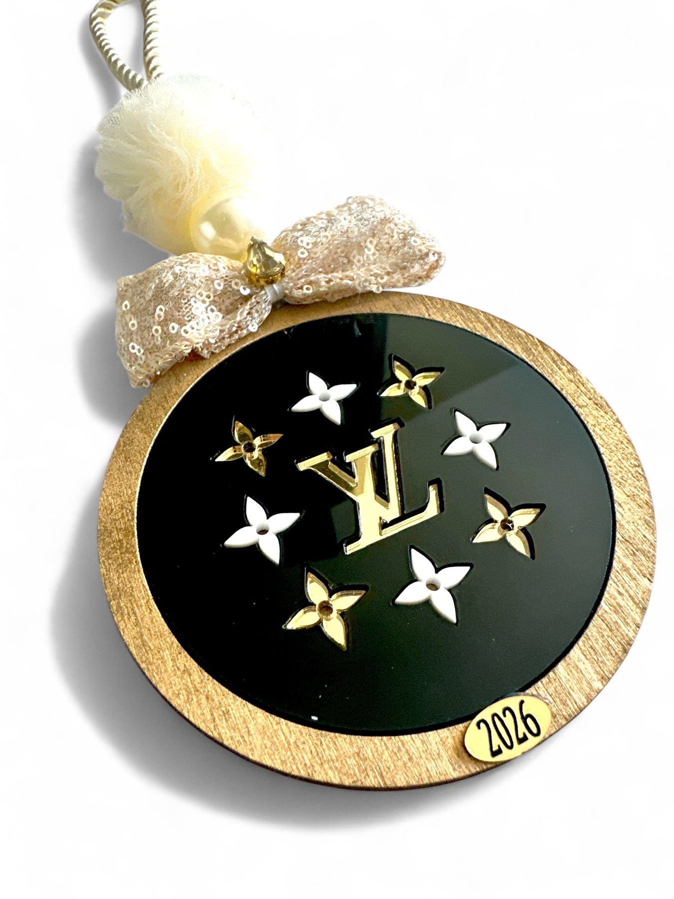 Γούρι 2026 Couture με ξύλινη μπάλα, παγιέτες, πον-πον & σατέν κορδόνι – So Cute by Dimi