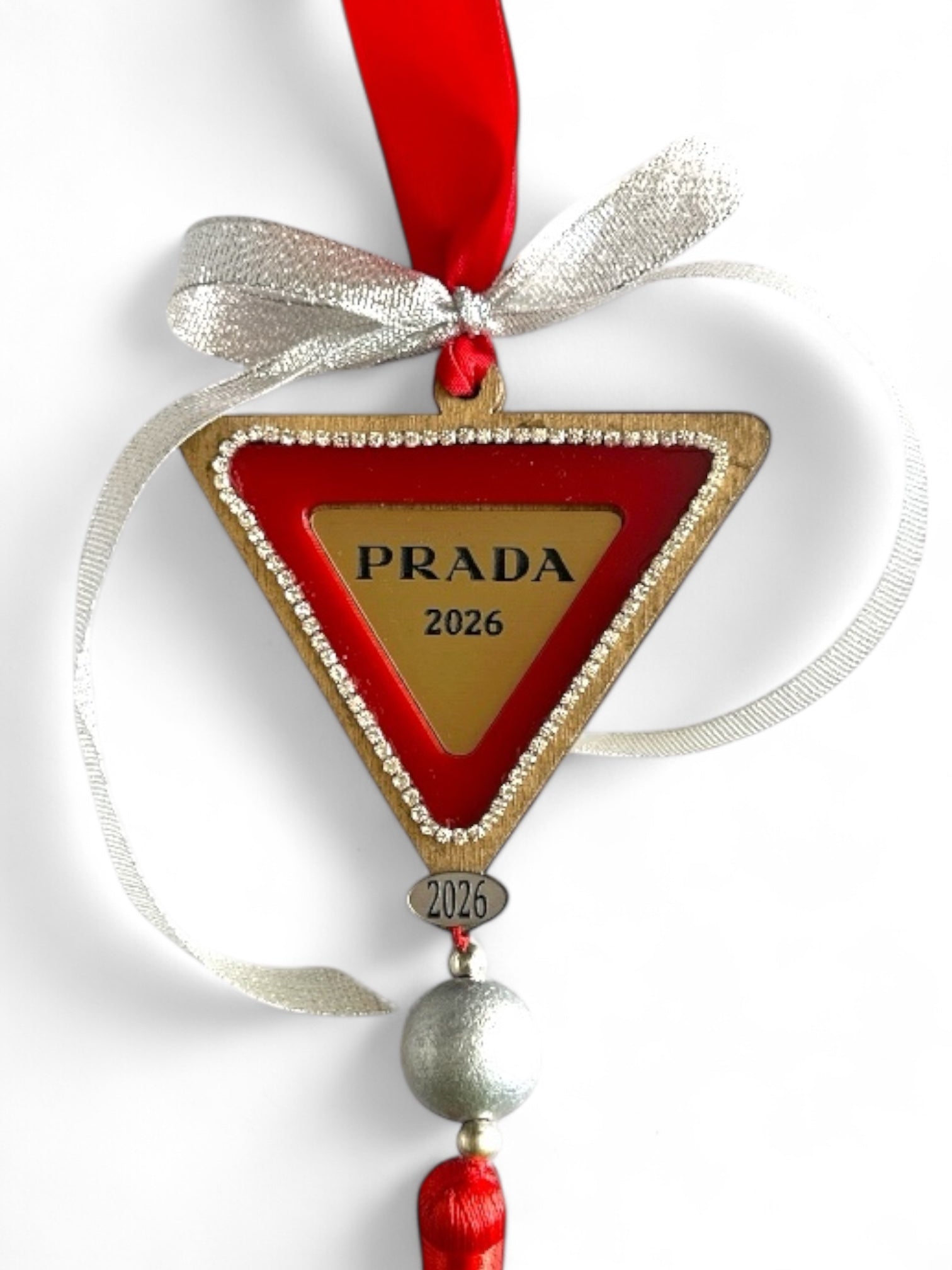 Κρεμαστό Γούρι 2026 Couture τρίγωνο με Στρας & Κόκκινη Κορδέλα – Συλλογή Christmas Couture - So Cute by Dimi