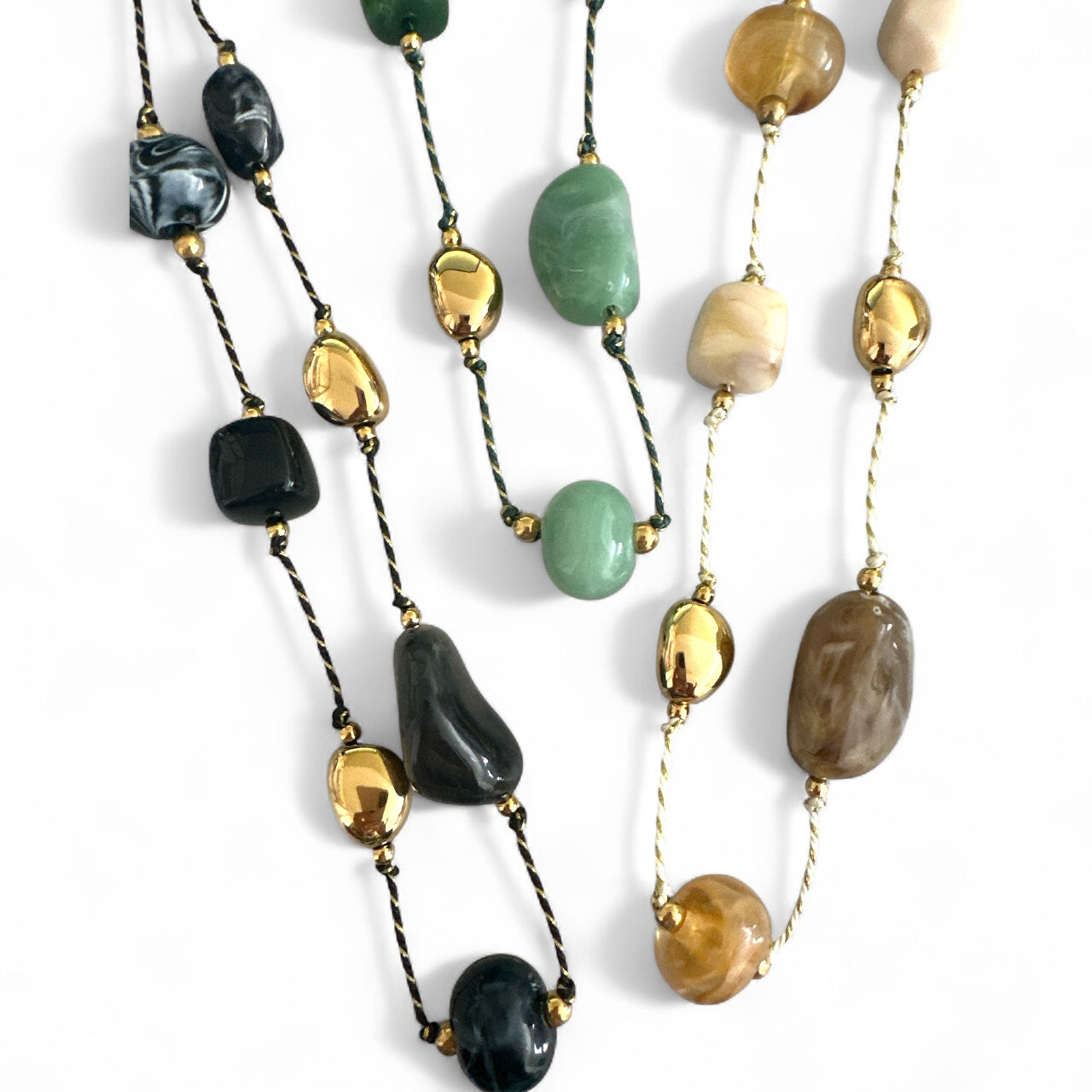 Μακρύ κολιέ με κορδόνι, χάντρες πέτρας και ατσάλινα μεταλλικά στοιχεία – So Cute by Dimi