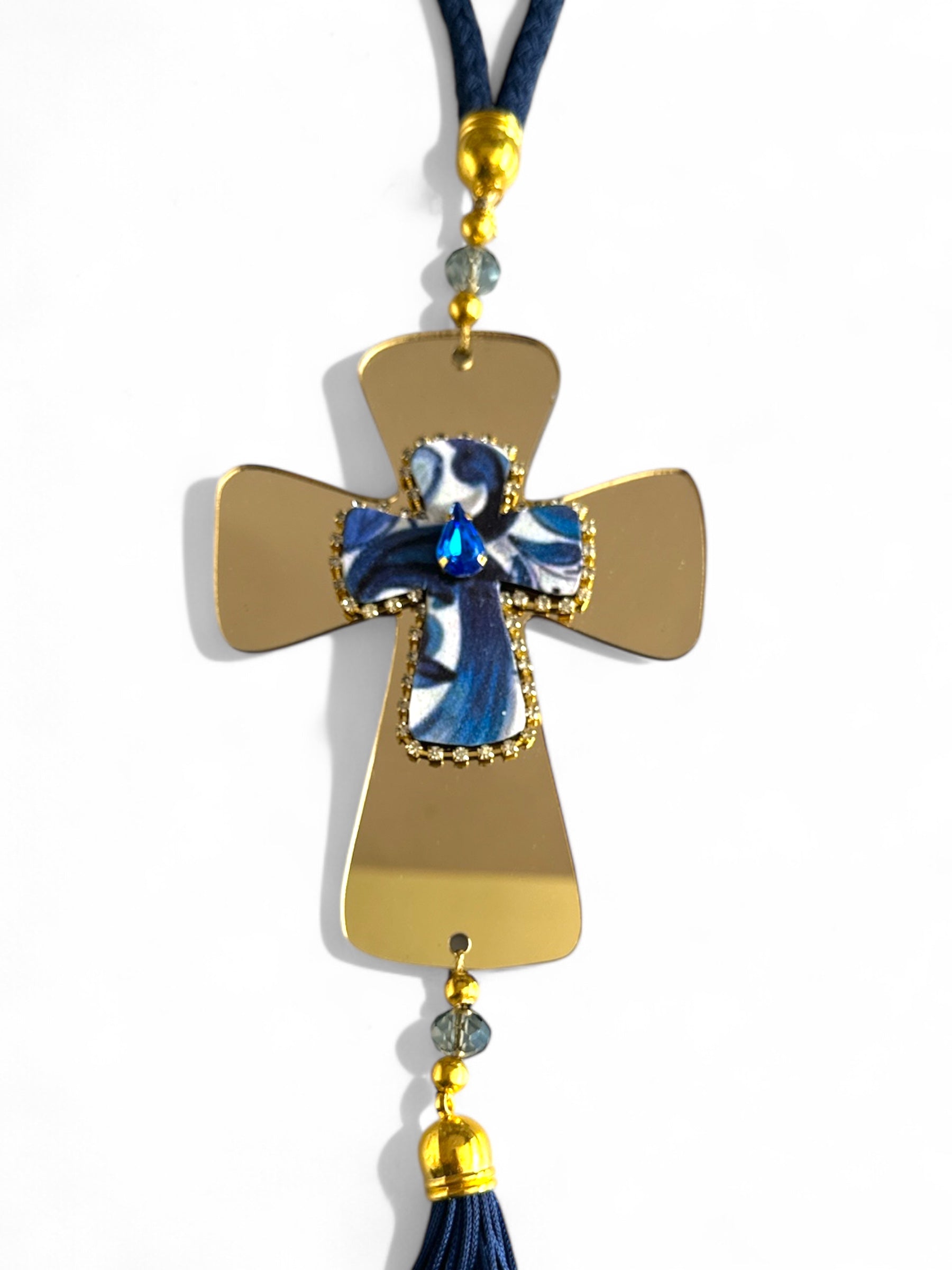 Γούρι 2026 κρεμαστός σταυρός με κρύσταλλο, στρας & φούντα – Greek Wishes Λιανική So Cute by Dimi