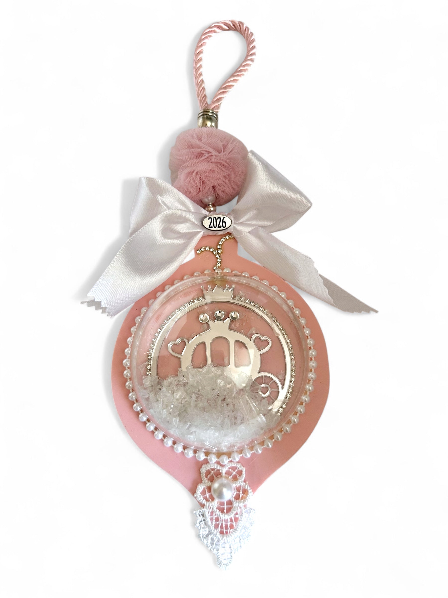 Χειροποίητο γούρι Royal Carriage Snow Globe 2026 με άμαξα παραμυθιού, πέρλες & δαντέλα – So Cute by Dimi