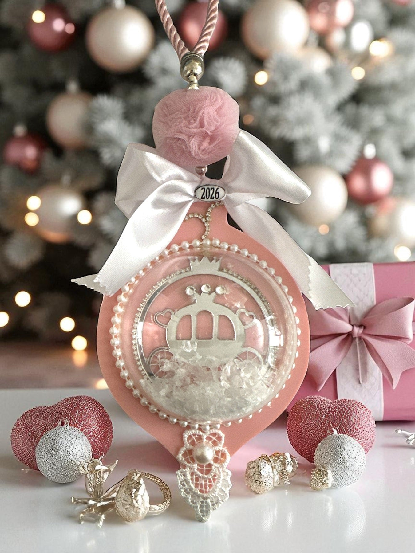 Χειροποίητο γούρι Royal Carriage Snow Globe 2026 με άμαξα παραμυθιού, πέρλες & δαντέλα – So Cute by Dimi