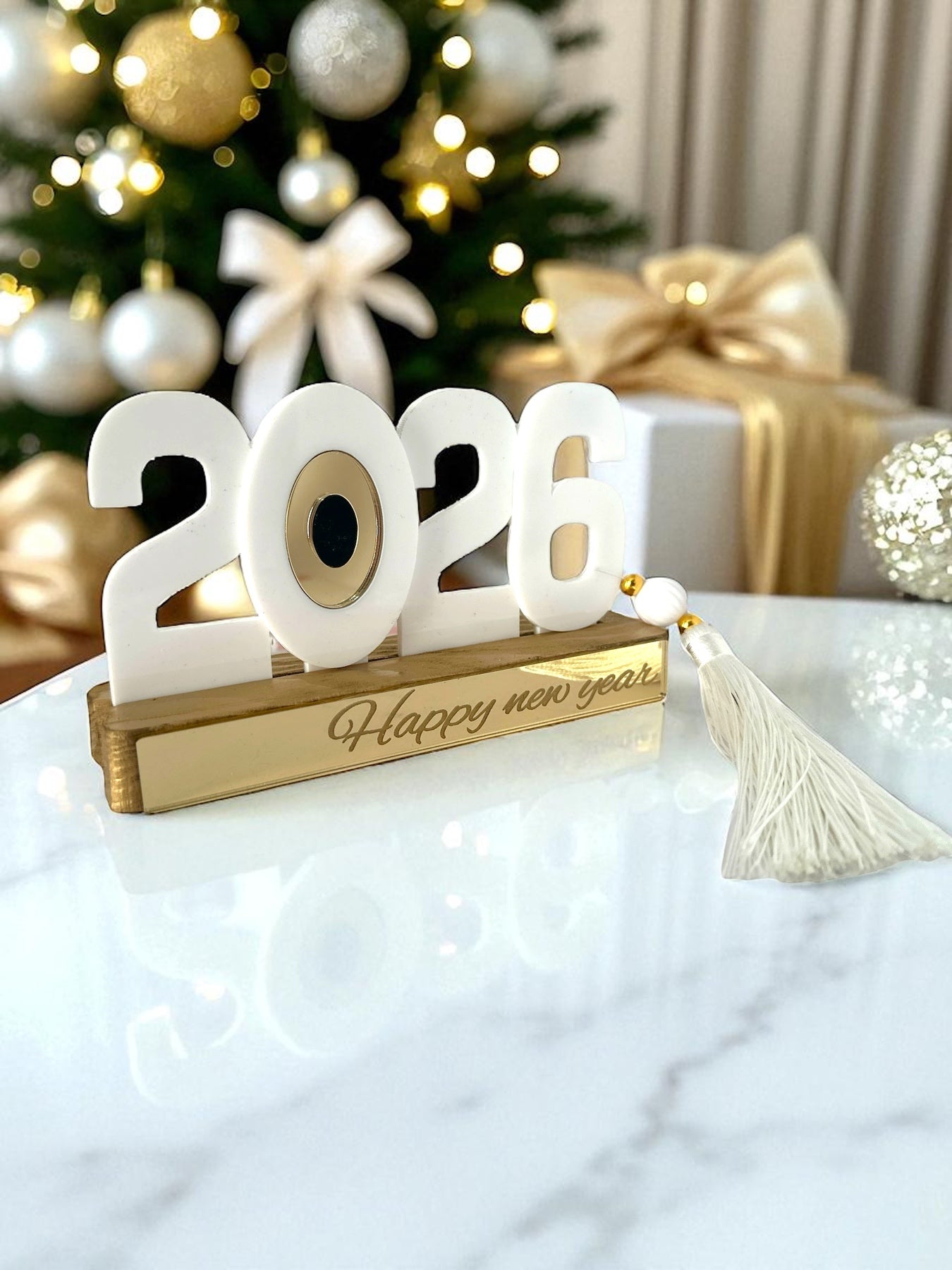 Γούρι 2026 επιτραπέζιο με μάτι, ξύλινη βάση Happy New Year και φούντα – So Cute by Dimi