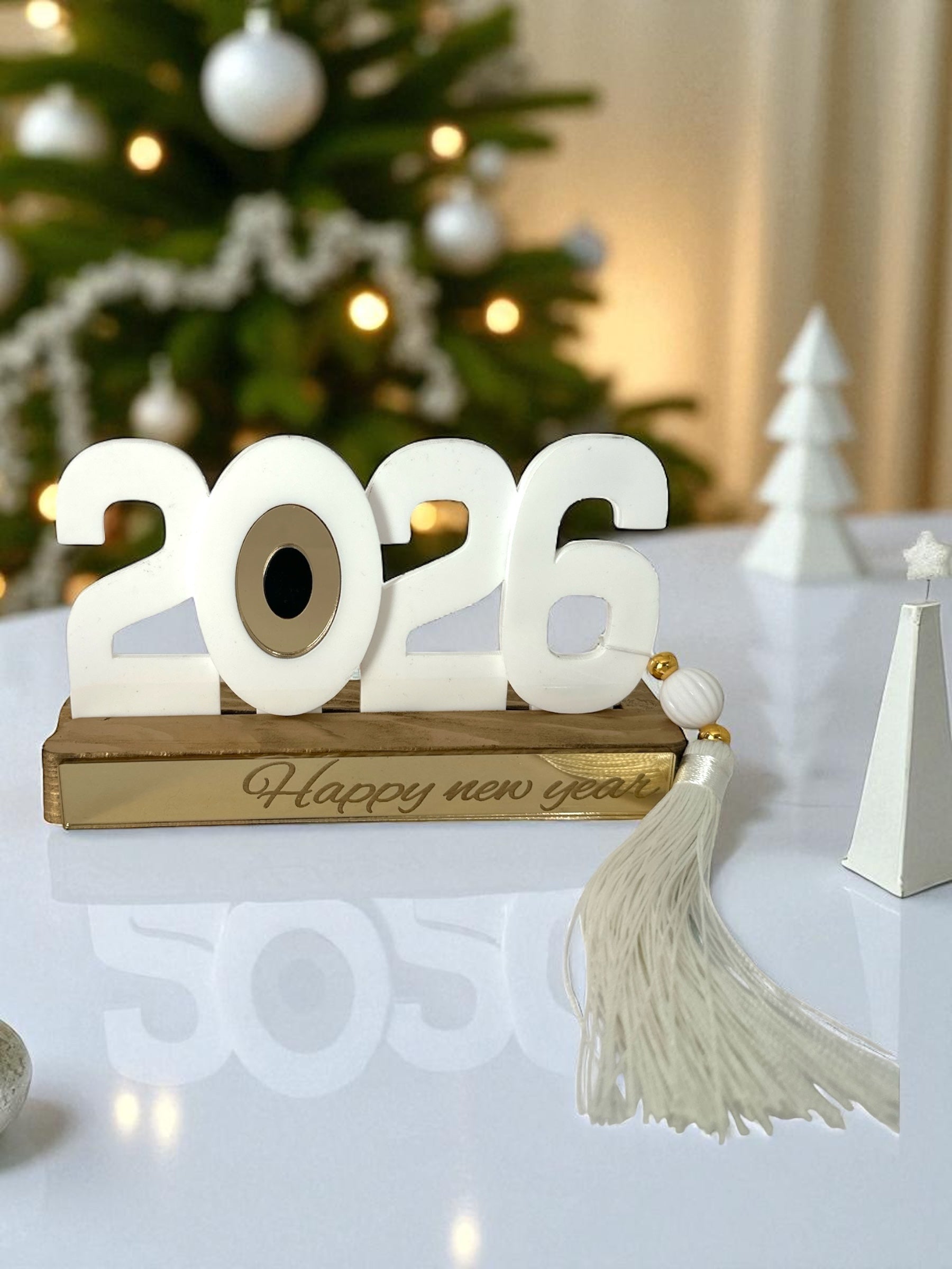 Γούρι 2026 επιτραπέζιο με μάτι, ξύλινη βάση Happy New Year και φούντα – So Cute by Dimi