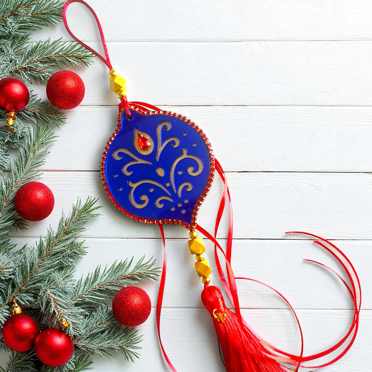 Γούρι 2026 plexiglass με διάτρητο σχέδιο, κρύσταλλο και κόκκινη φούντα – Christmas Fairytale So Cute by Dimi