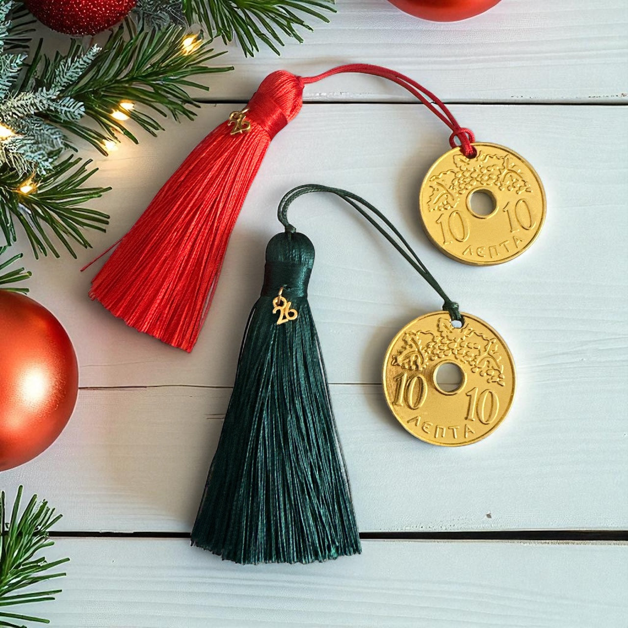 Γούρι 2026 με μεταλλική δεκάρα, φούντα και charm – Χειροποίητο So Cute by Dimi