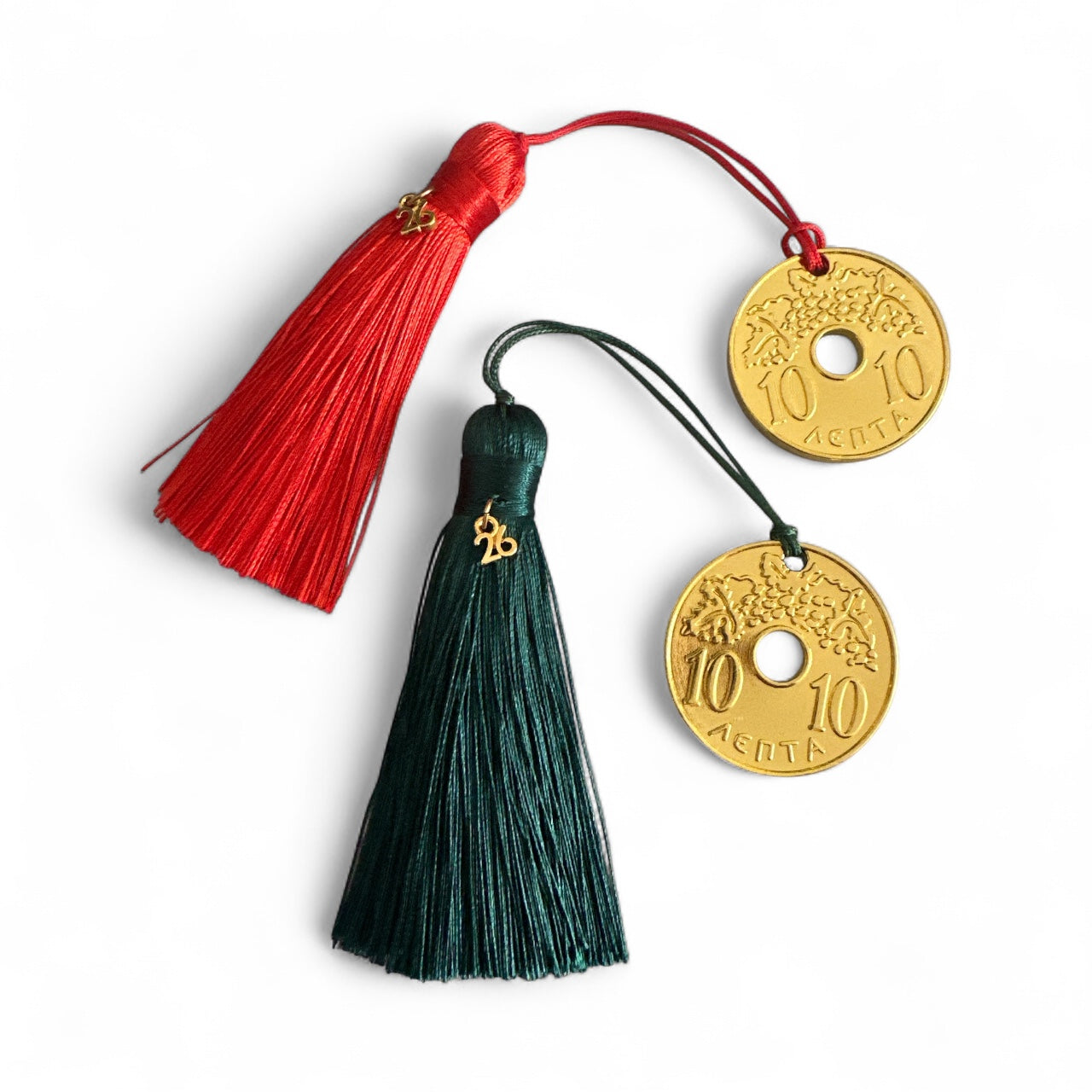 Γούρι 2026 με μεταλλική δεκάρα, φούντα και charm – Χειροποίητο So Cute by Dimi