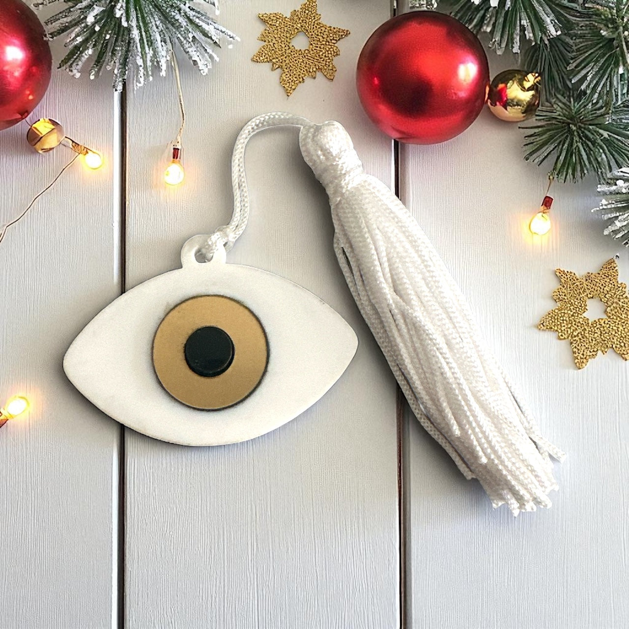 Γούρι μάτι με φούντα σε λευκό – Χειροποίητο So Cute by Dimi