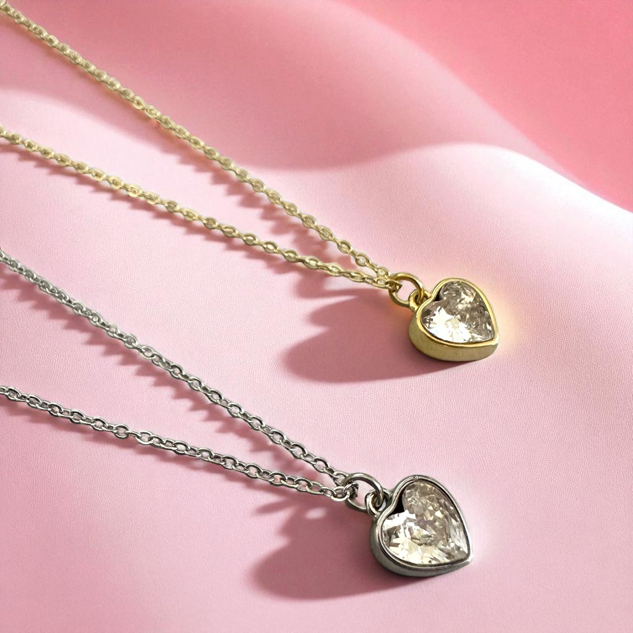 Ατσάλινο κολιέ με μίνι καρδιά ζιργκόν σε χρυσό και ασημί