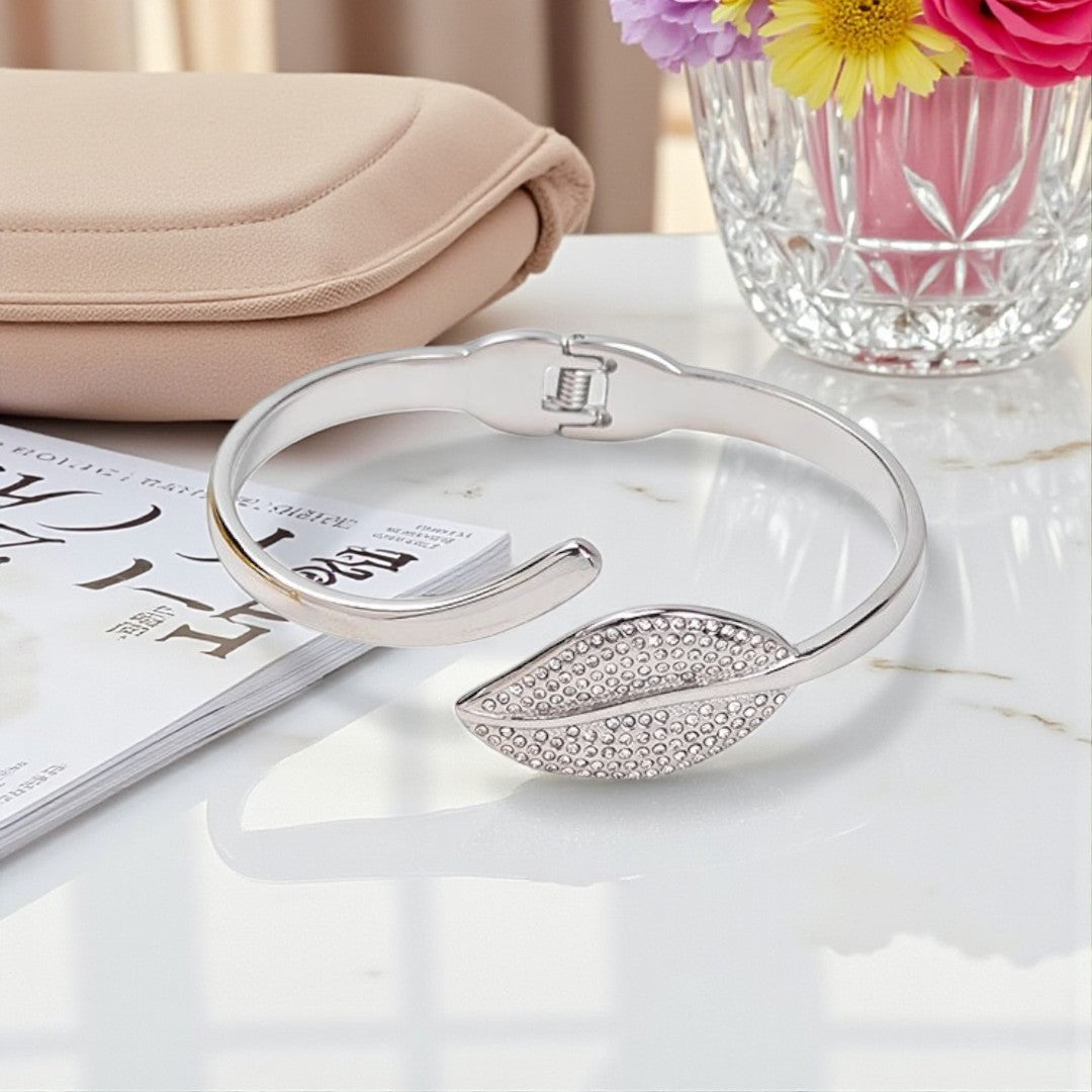 Ατσάλινο βραχιόλι Leaf Elegance με φύλλο και στρας σε  ασημί | So Cute by Dimi