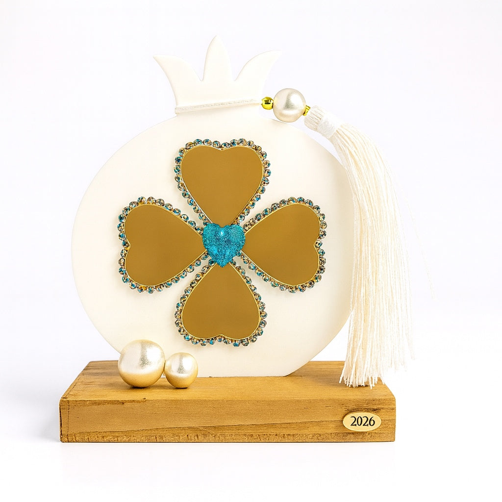 So Cute by Dimi χειροποίητο γούρι ρόδι με λευκή βάση, χρυσές καρδιές και γαλάζια λεπτομέρεια στο κέντρο, σε ξύλινη βάση με λευκή φούντα.