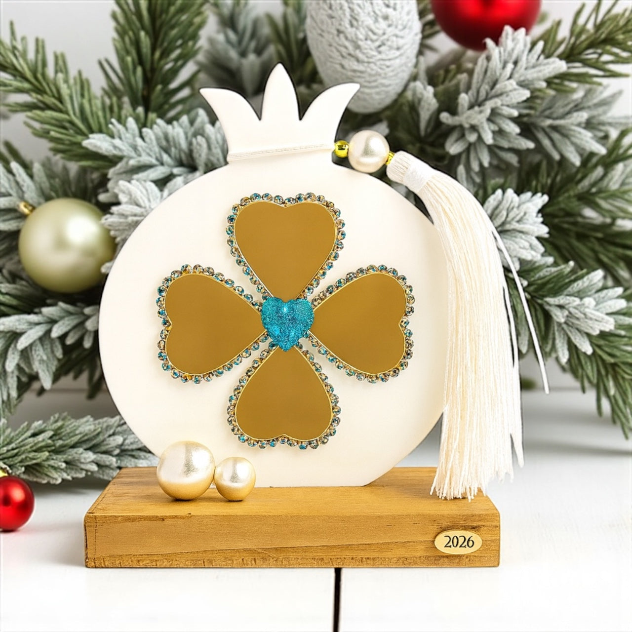 So Cute by Dimi χειροποίητο γούρι ρόδι με λευκή βάση, χρυσές καρδιές και γαλάζια λεπτομέρεια στο κέντρο, σε ξύλινη βάση με λευκή φούντα.