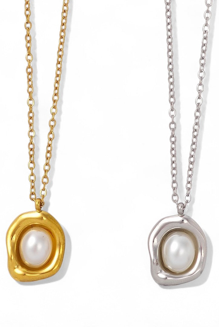 Aτσάλινο κολιέ με πέρλα και ακανόνιστο melted πλαίσιο σε χρυσό και ασημί χρώμα.