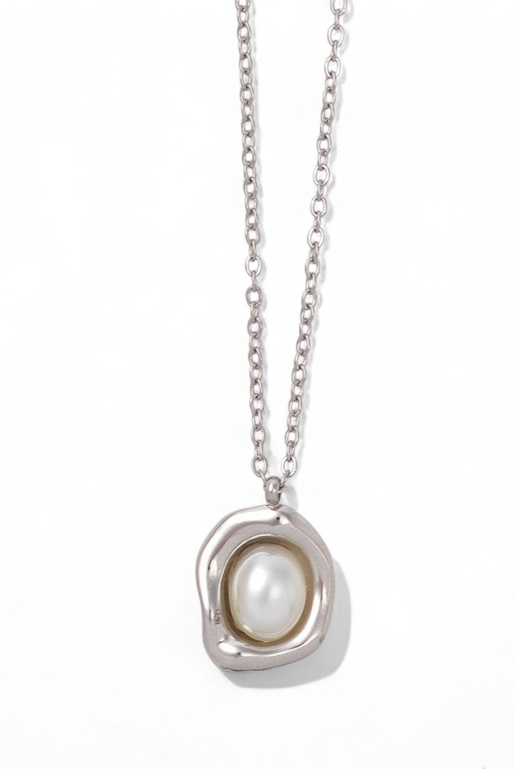 Aτσάλινο κολιέ με πέρλα και ακανόνιστο melted πλαίσιο σε χρυσό και ασημί χρώμα.