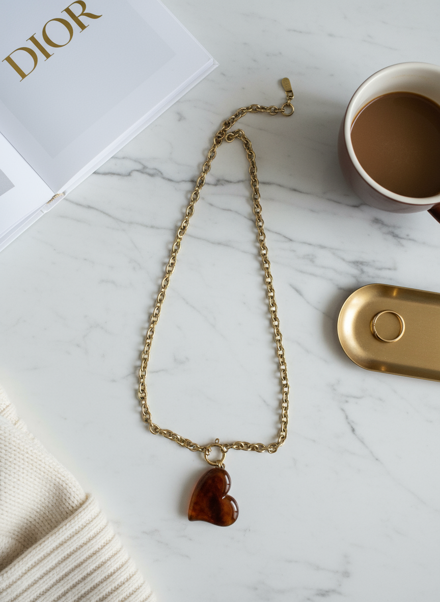 Ατσάλινο κολιέ So Cute by Dimi με χρυσή αλυσίδα και καφέ tortoise καρδιά