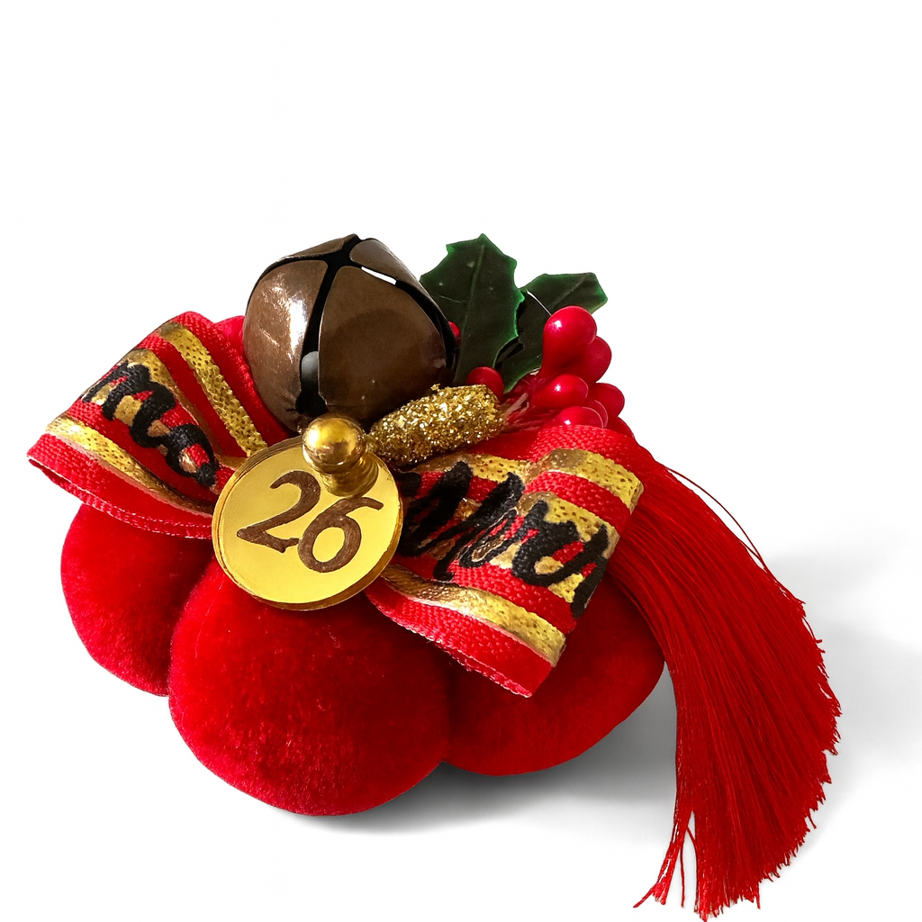 Χειροποίητο γούρι 2026 μικρή βελούδινη κολοκύθα με φιόγκους και κουδουνάκι